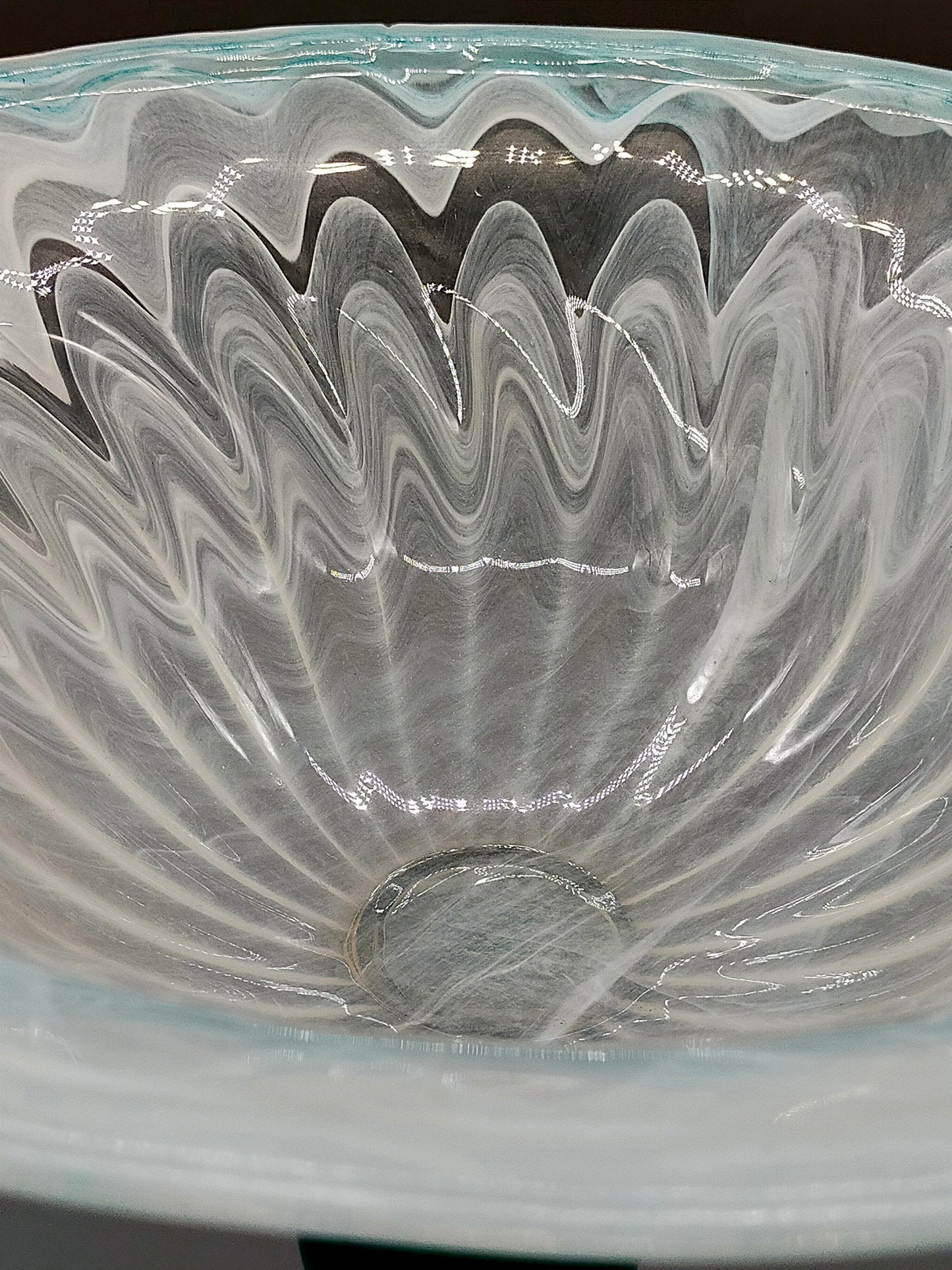 Elegante Glasfußschale – Kunstglas Fußschale in Grün & Weiß Opak