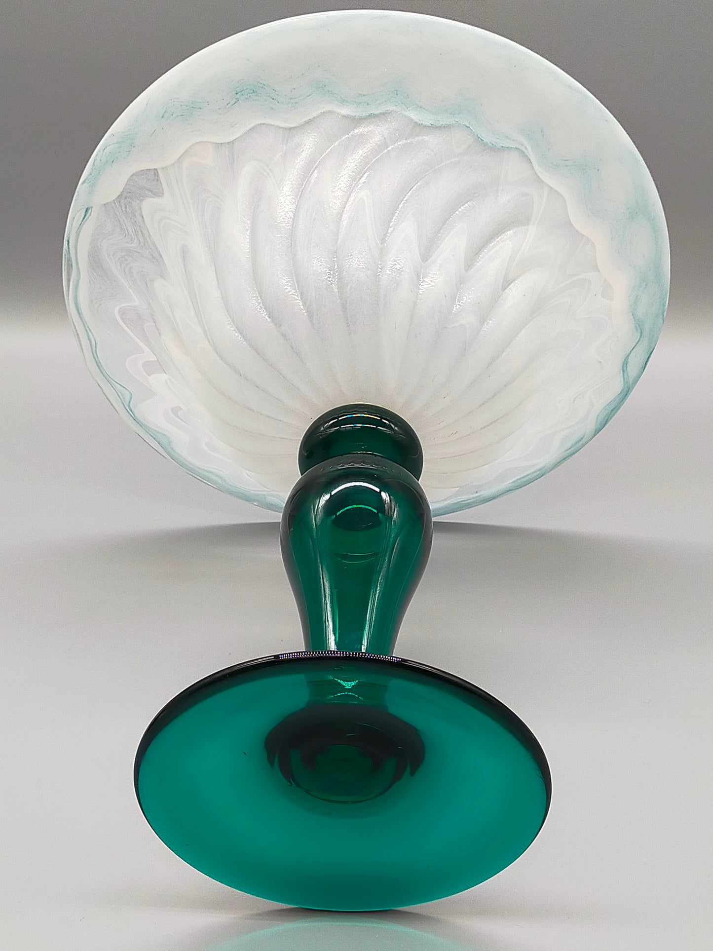 Elegante Glasfußschale – Kunstglas Fußschale in Grün & Weiß Opak