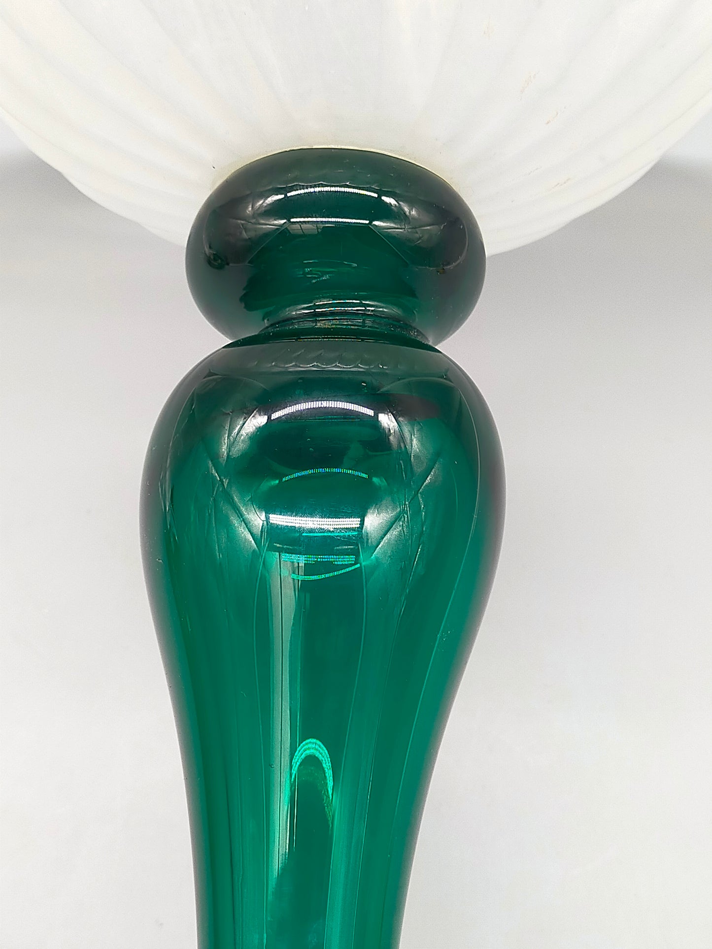 Elegante Glasfußschale – Kunstglas Fußschale in Grün & Weiß Opak
