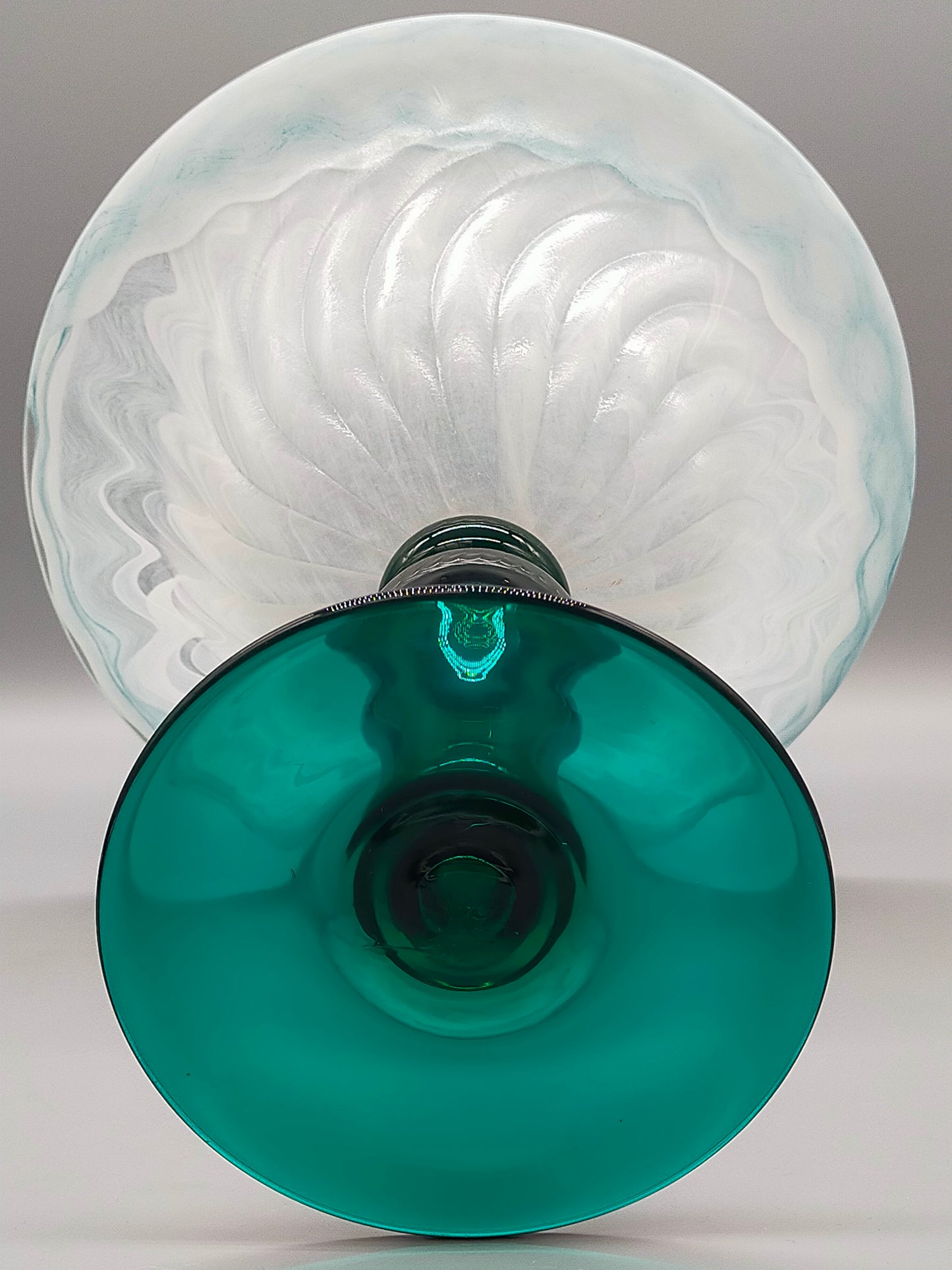 Elegante Glasfußschale – Kunstglas Fußschale in Grün & Weiß Opak