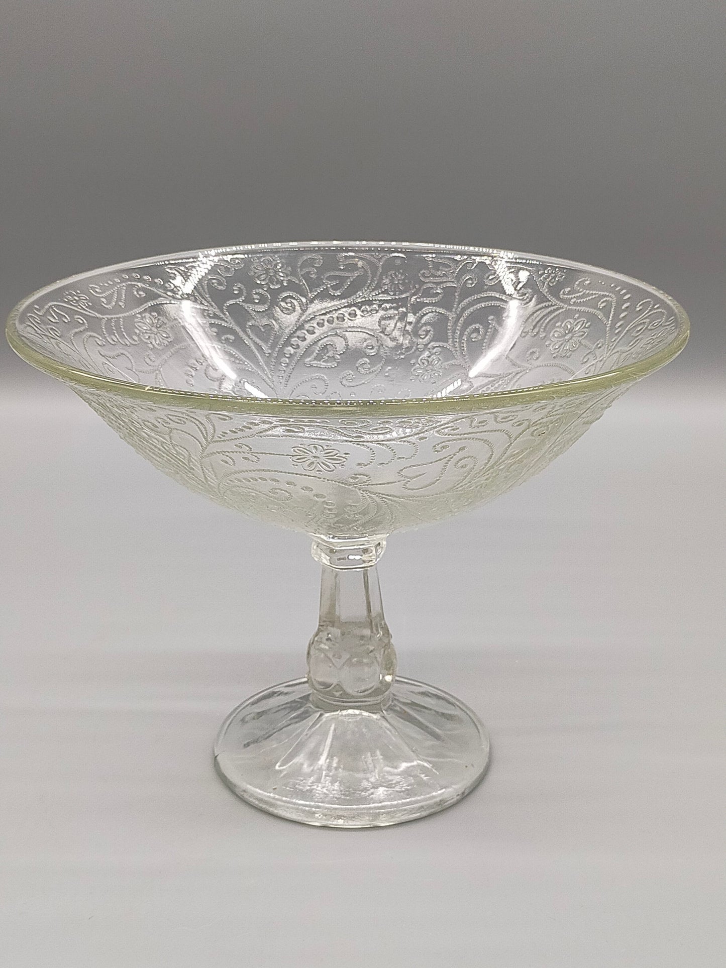 Elegante Fußschale aus Pressglas  Feines Ornament-Muster