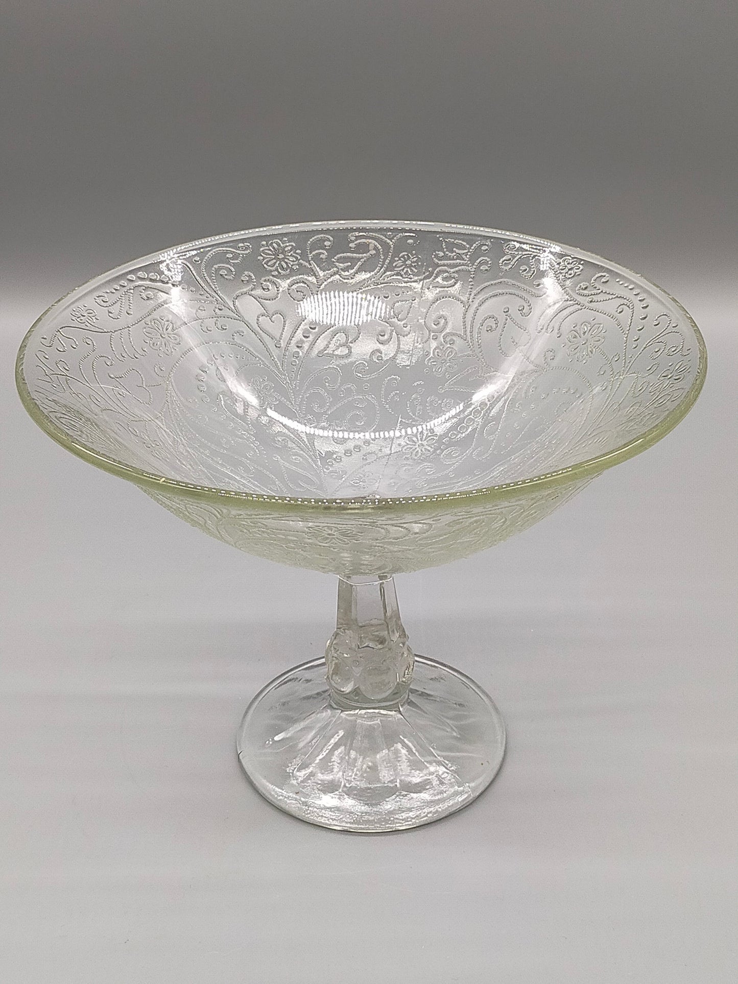 Elegante Fußschale aus Pressglas  Feines Ornament-Muster