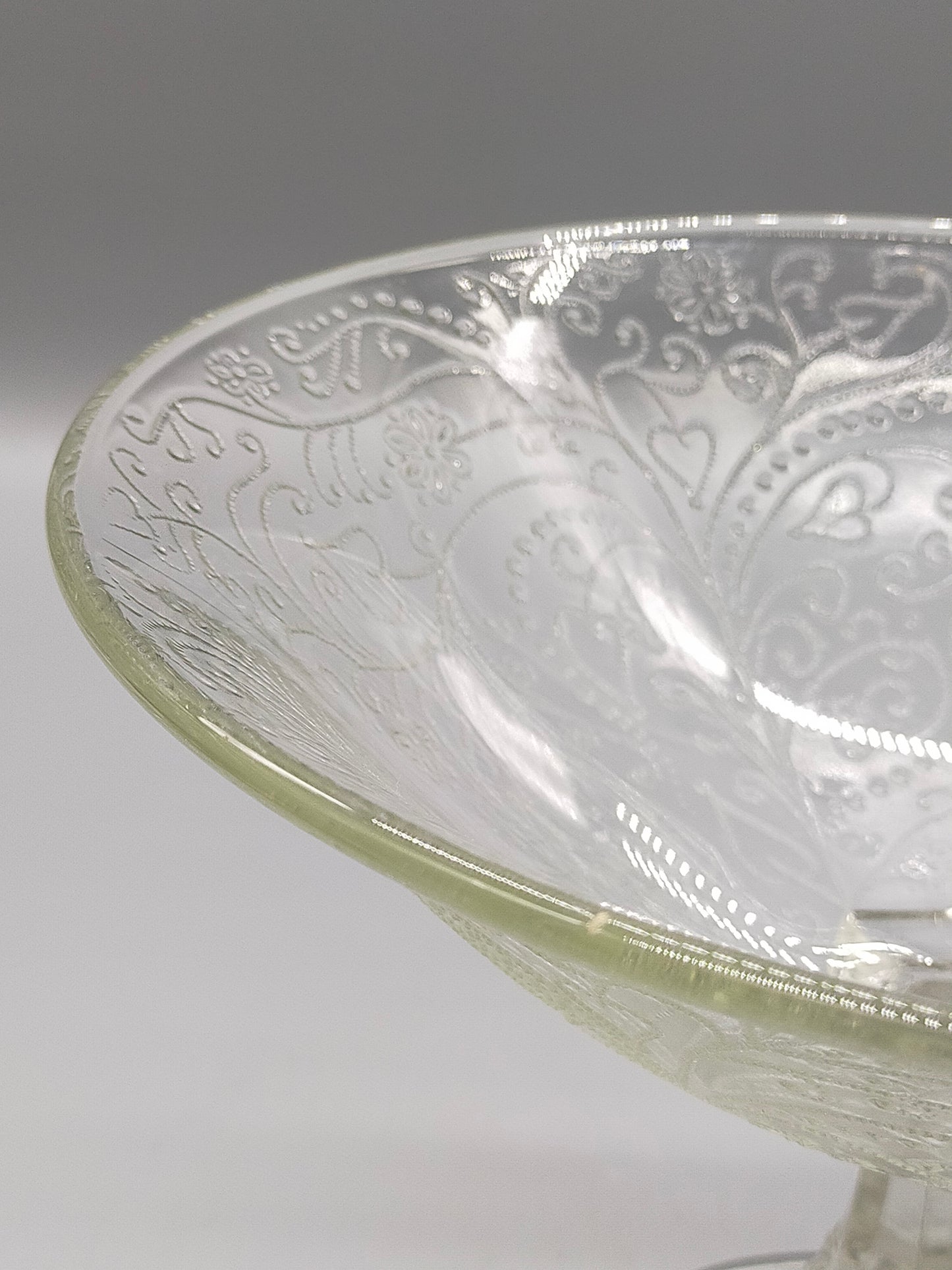 Elegante Fußschale aus Pressglas  Feines Ornament-Muster
