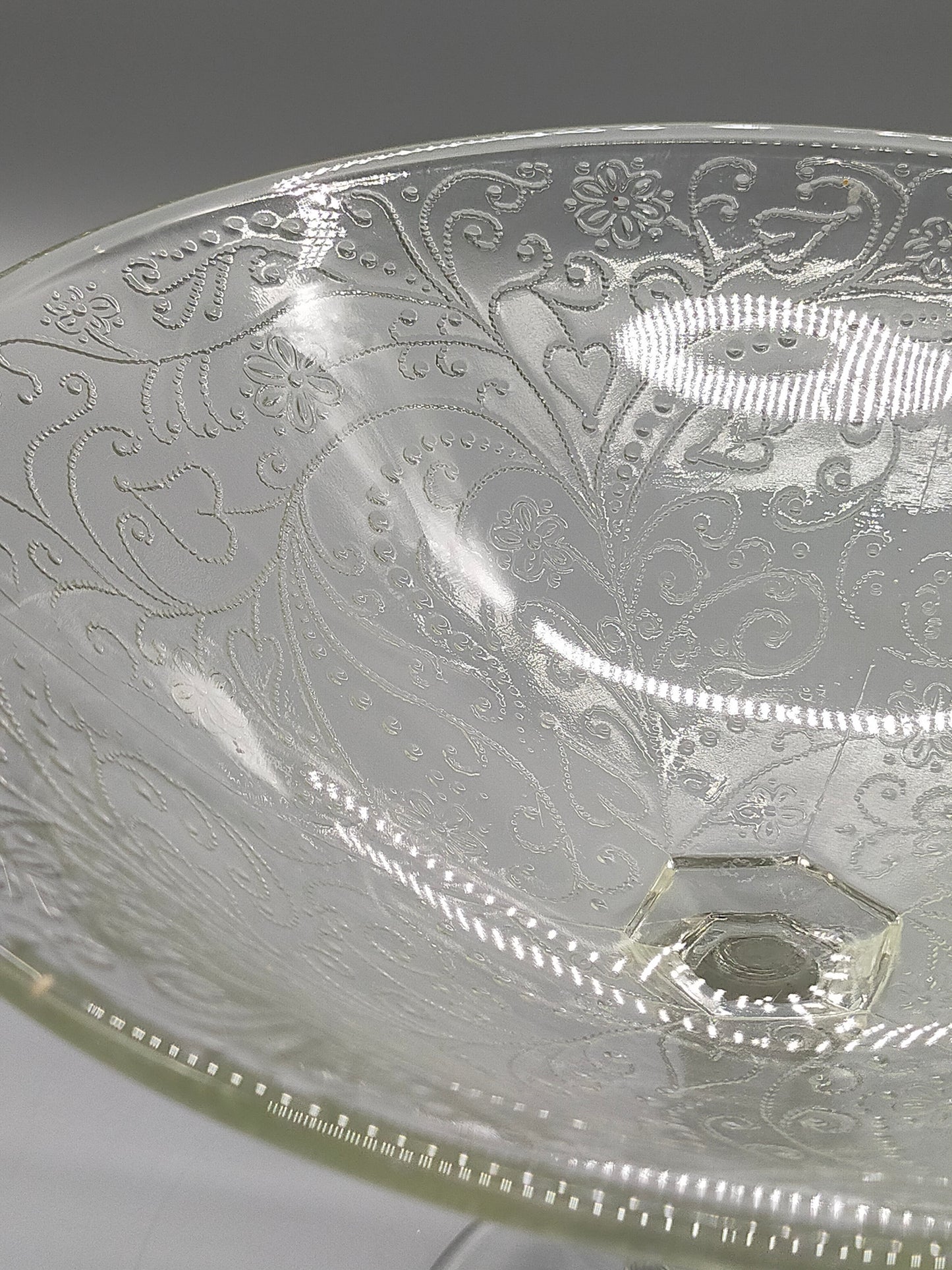 Elegante Fußschale aus Pressglas  Feines Ornament-Muster