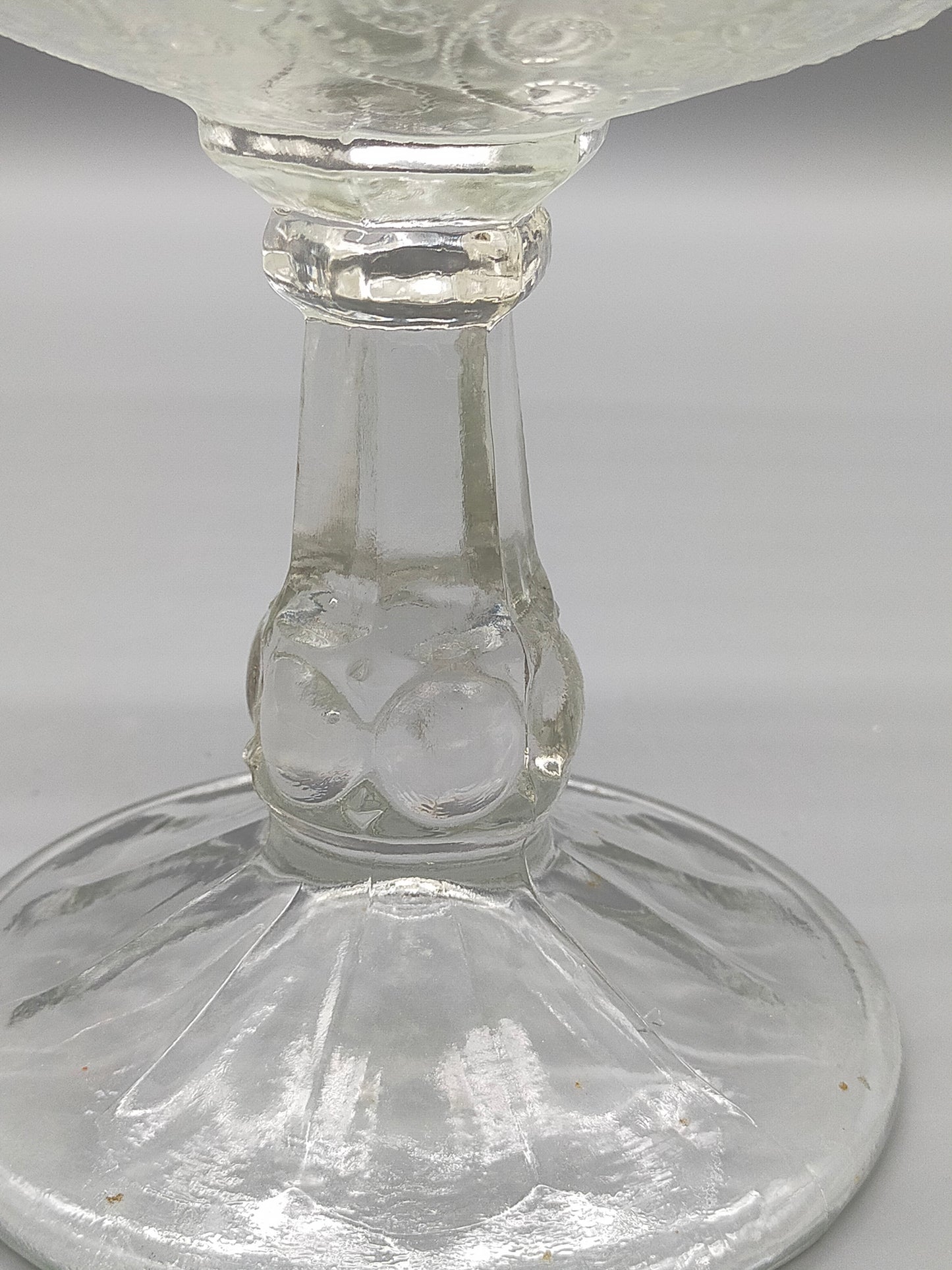 Elegante Fußschale aus Pressglas  Feines Ornament-Muster