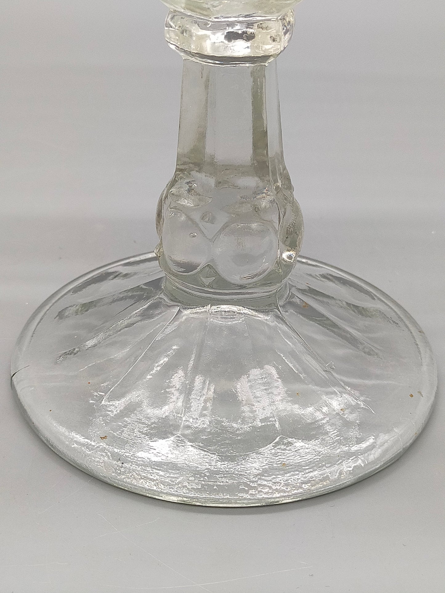 Elegante Fußschale aus Pressglas  Feines Ornament-Muster