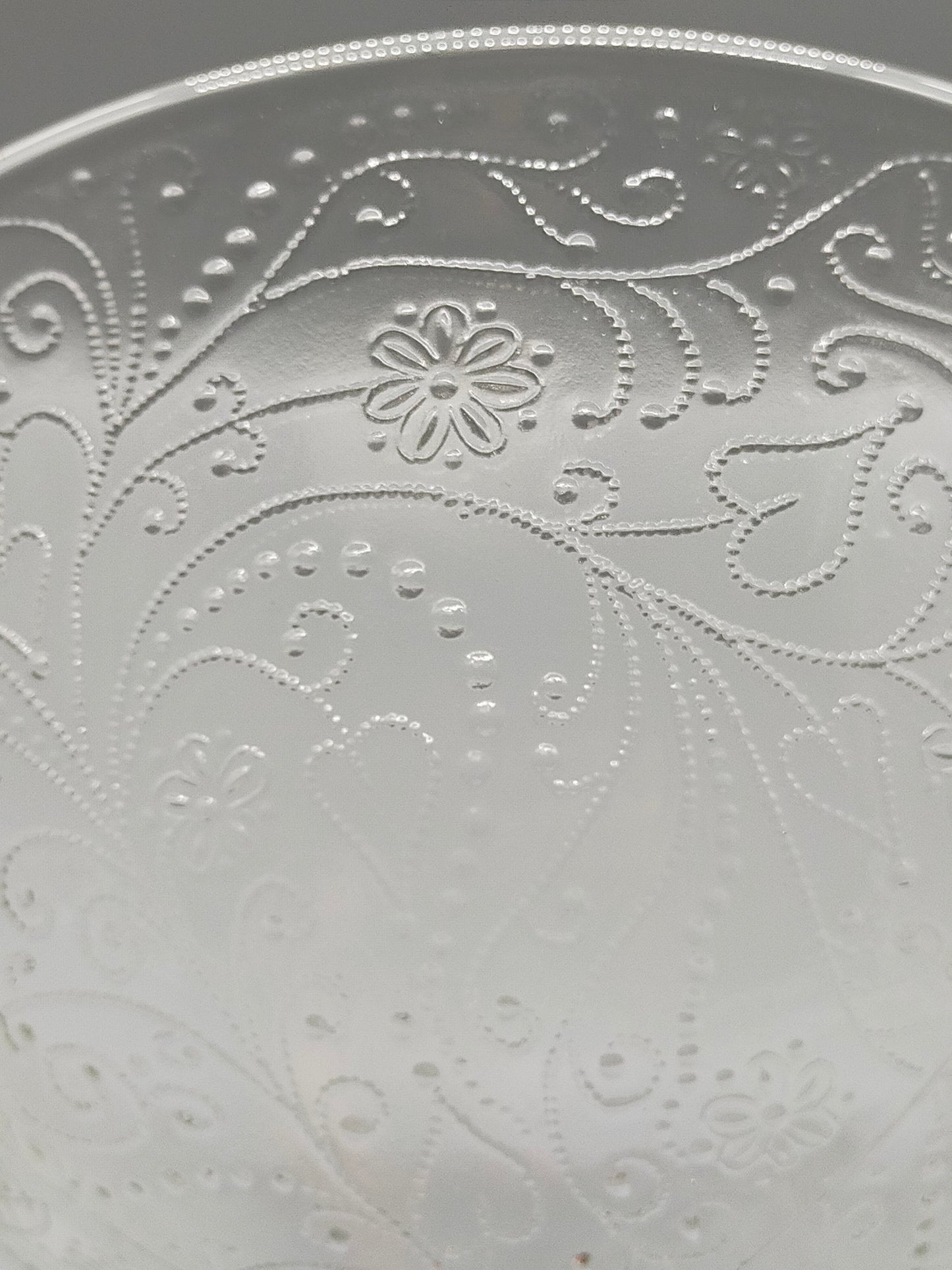 Elegante Fußschale aus Pressglas  Feines Ornament-Muster