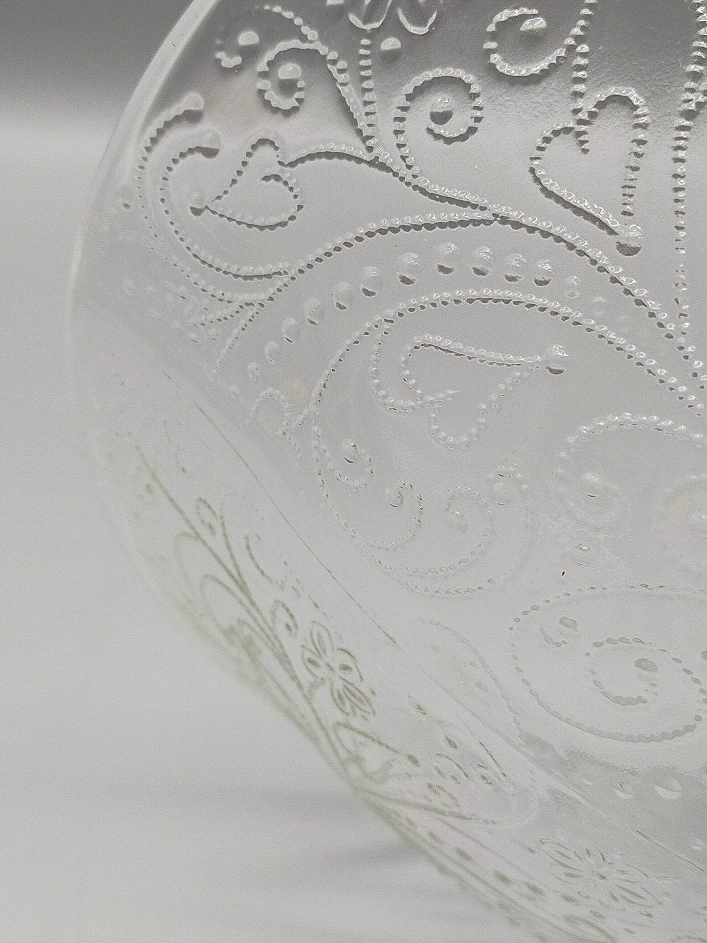 Elegante Fußschale aus Pressglas  Feines Ornament-Muster