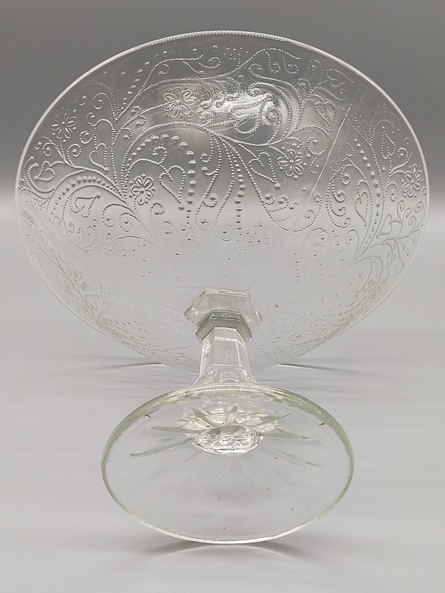 Elegante Fußschale aus Pressglas  Feines Ornament-Muster