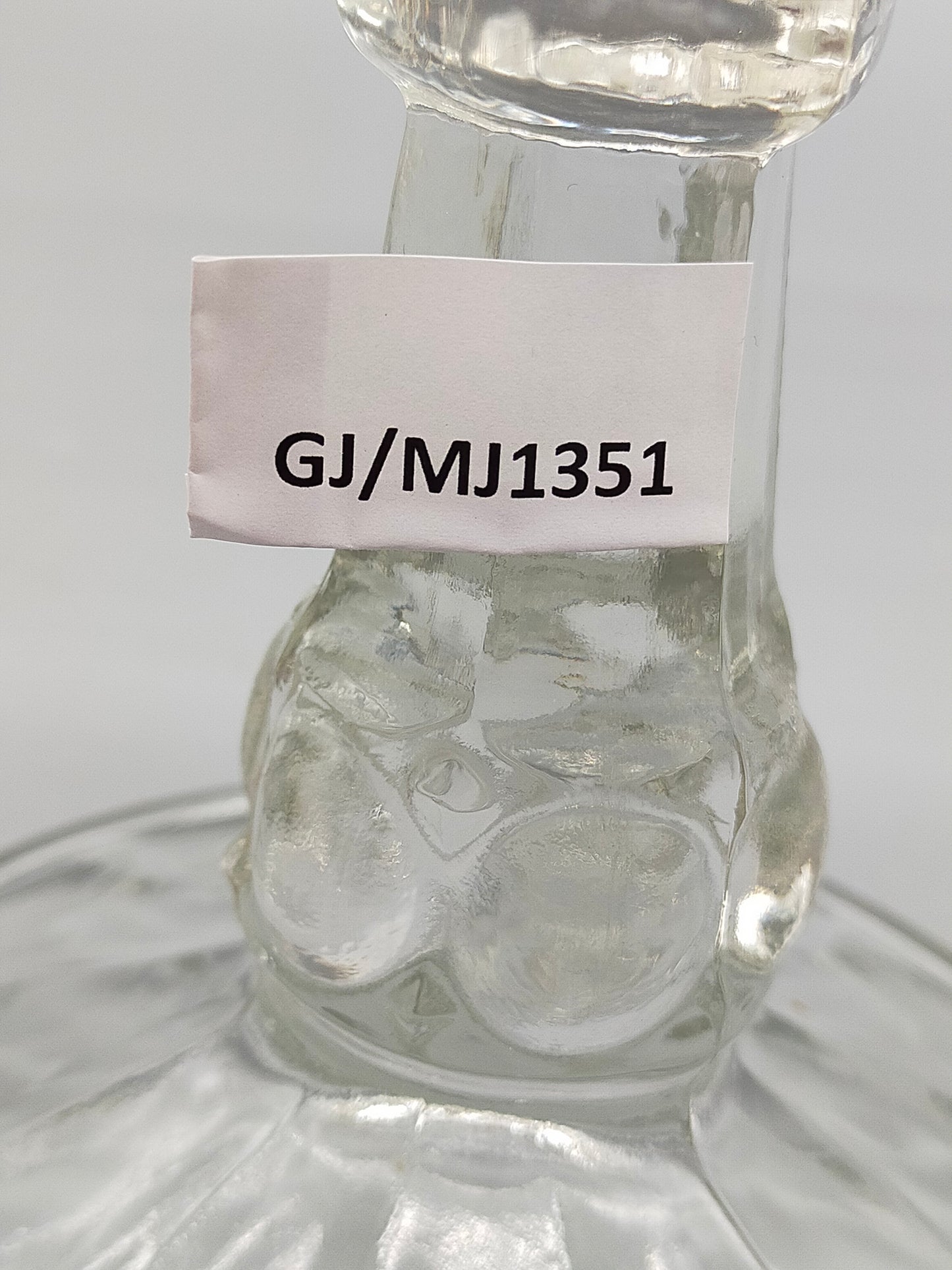 Elegante Fußschale aus Pressglas  Feines Ornament-Muster