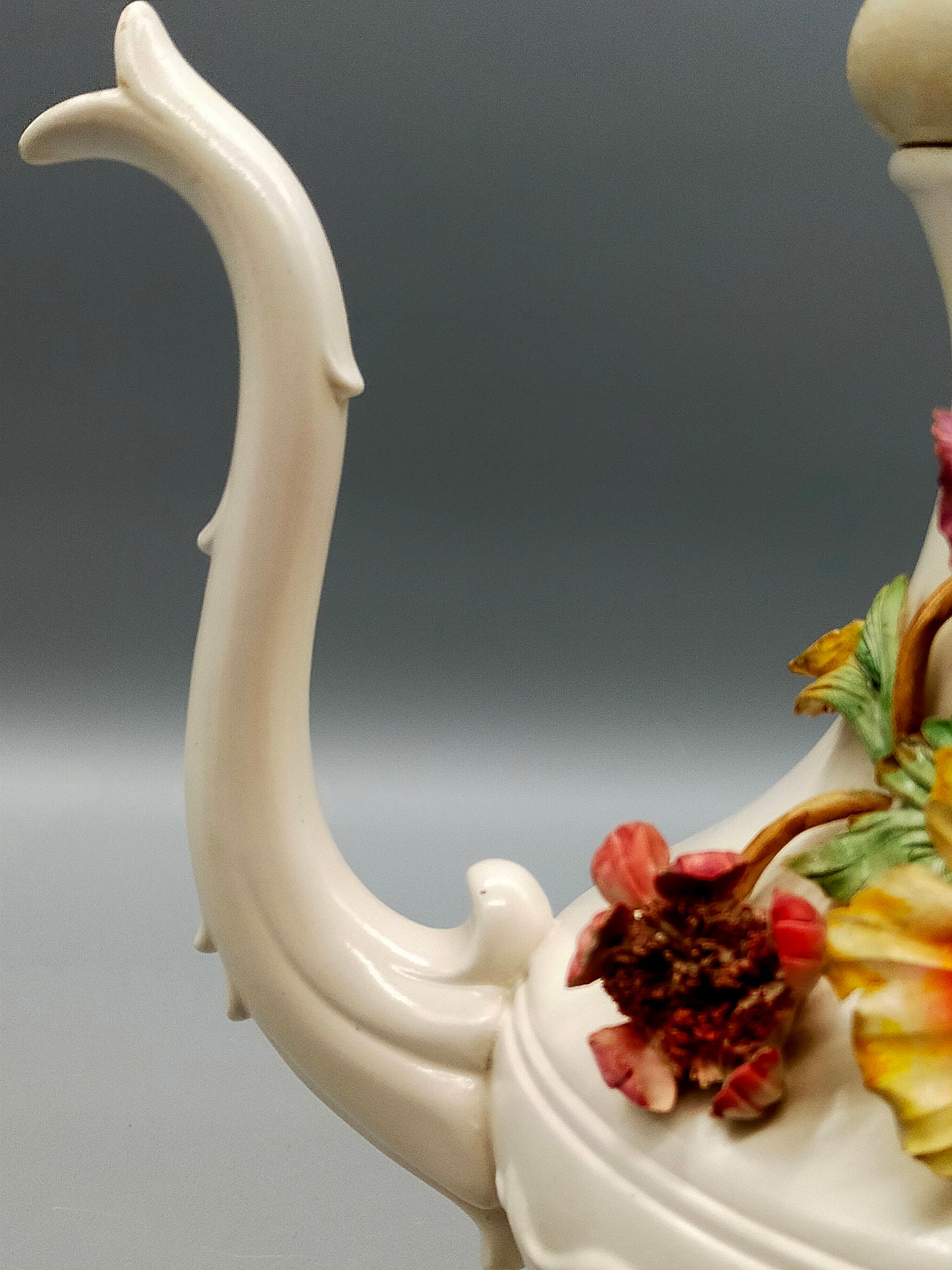Italienische Keramik Kanne Handbemalt mit Üppigem Blumendekor