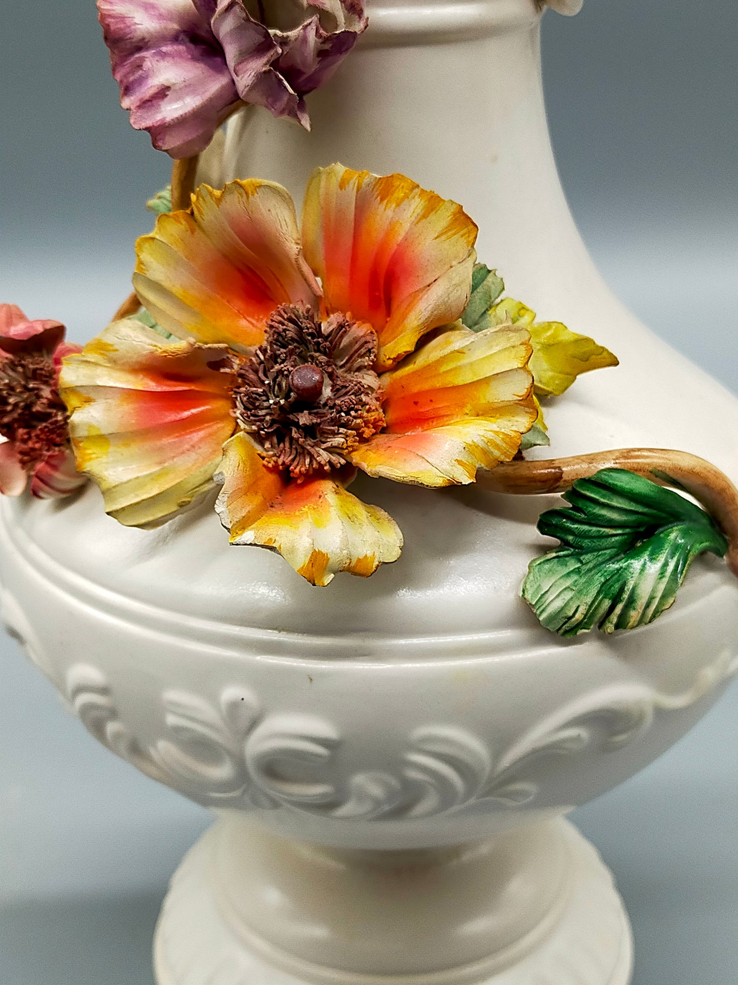 Italienische Keramik Kanne Handbemalt mit Üppigem Blumendekor