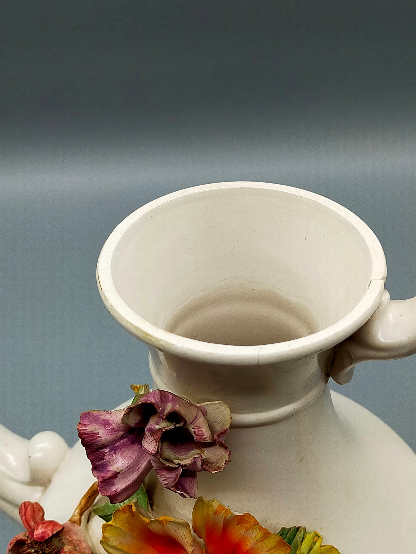 Italienische Keramik Kanne Handbemalt mit Üppigem Blumendekor