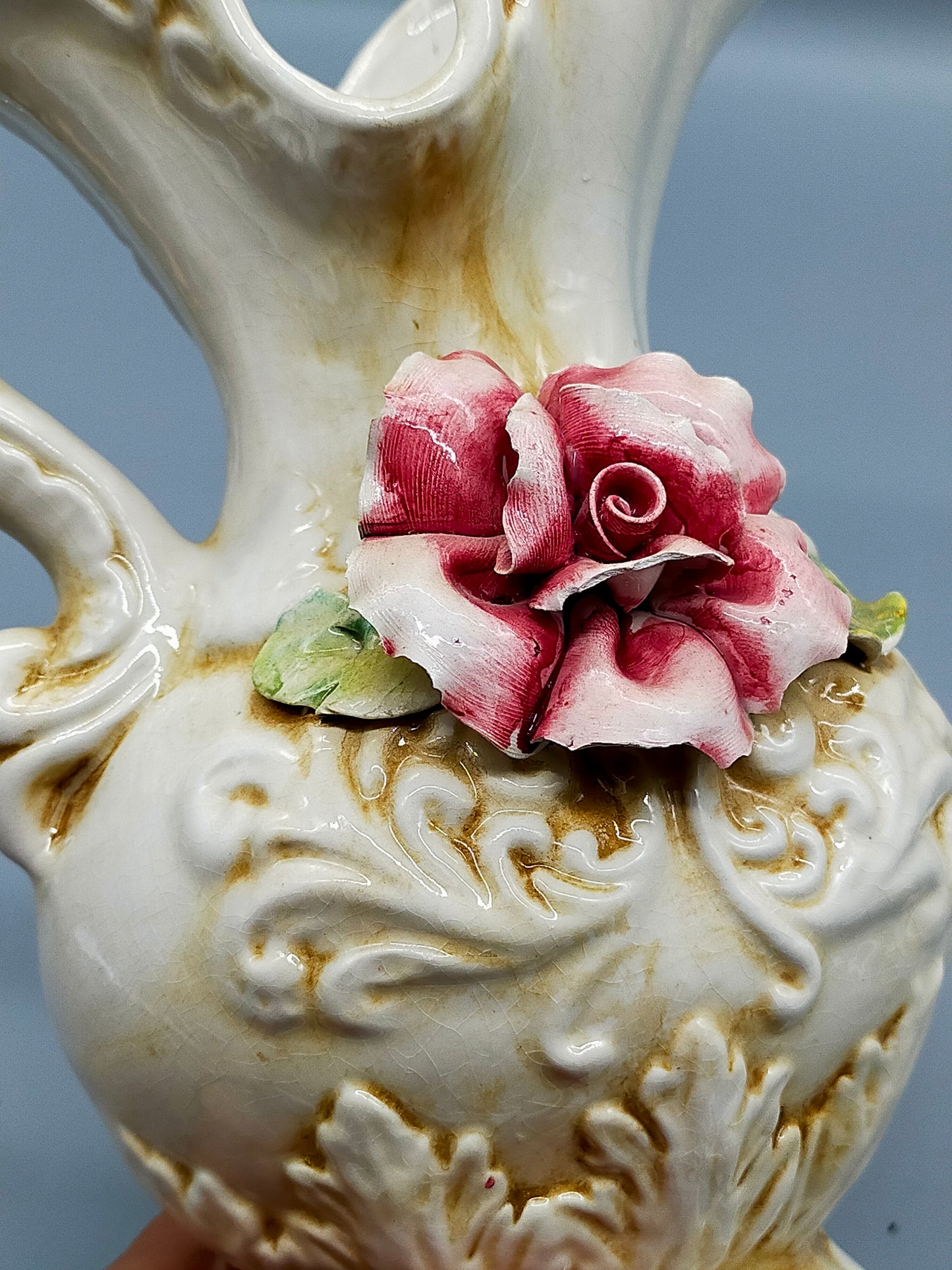 Elegante Keramik Kanne mit Rose Vintage Deko Kanne