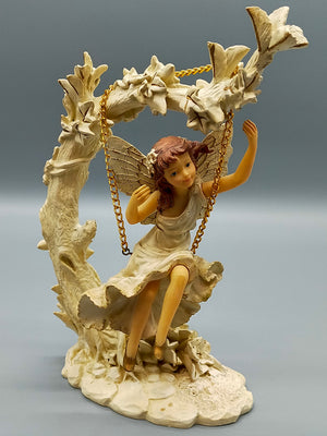 Bezaubernde Feenfigur auf Schaukel Romantische Dekoration