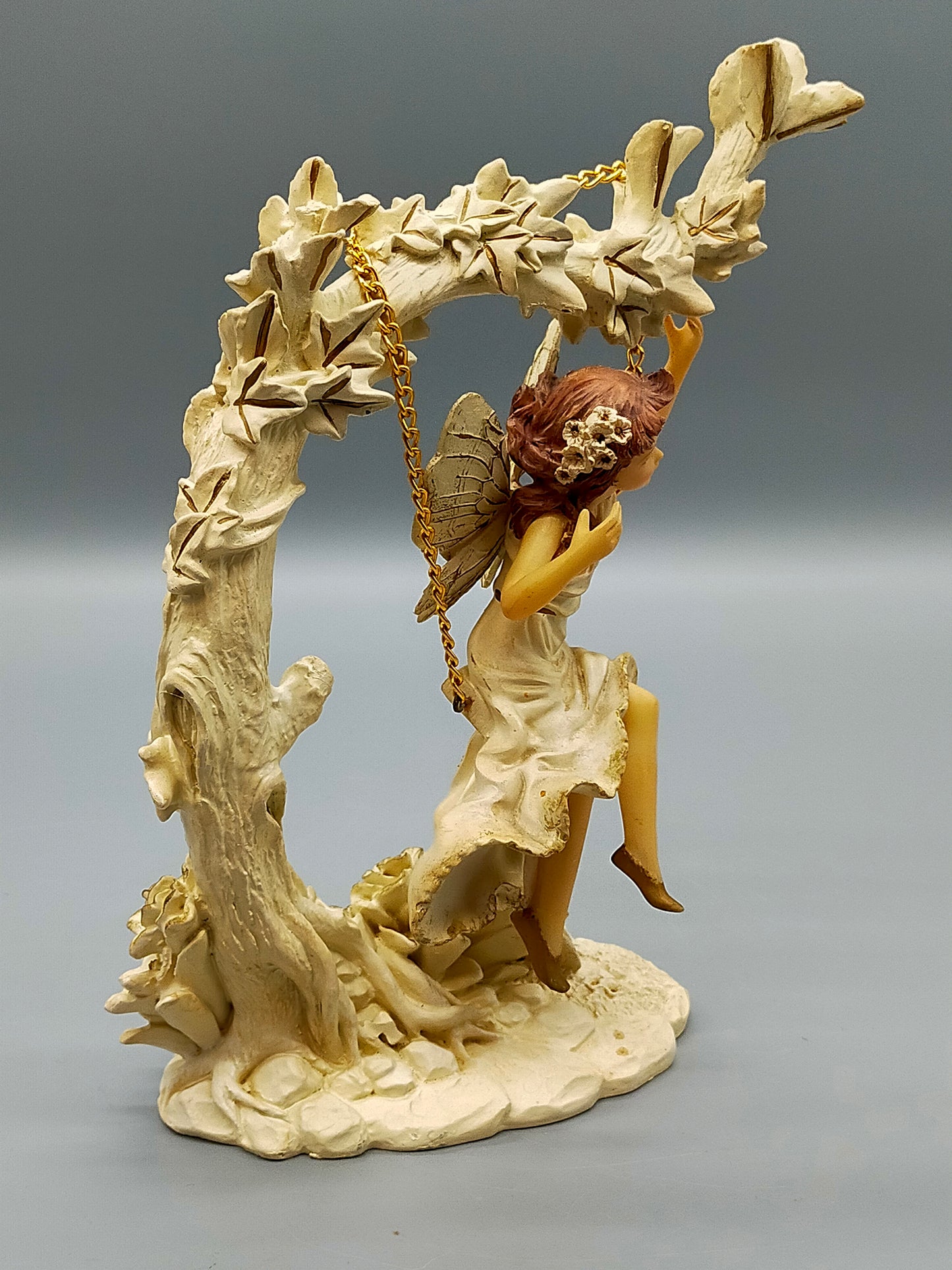 Bezaubernde Feenfigur auf Schaukel Romantische Dekoration