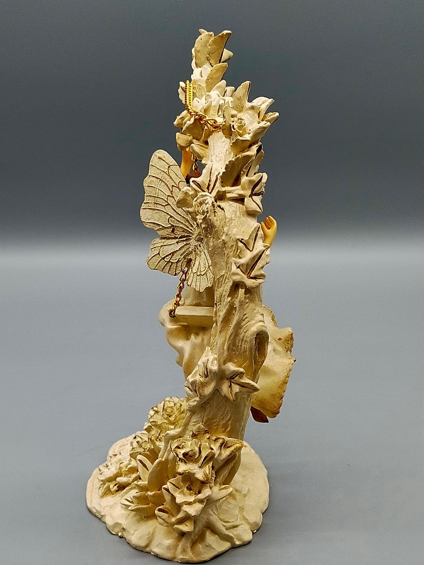 Bezaubernde Feenfigur auf Schaukel Romantische Dekoration