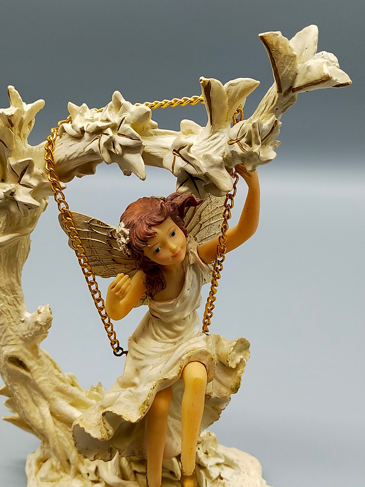 Bezaubernde Feenfigur auf Schaukel Romantische Dekoration