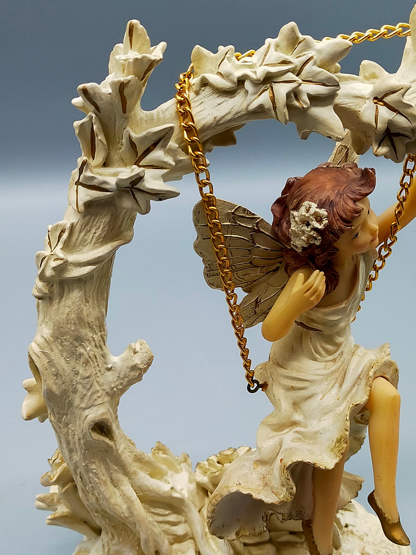Bezaubernde Feenfigur auf Schaukel Romantische Dekoration