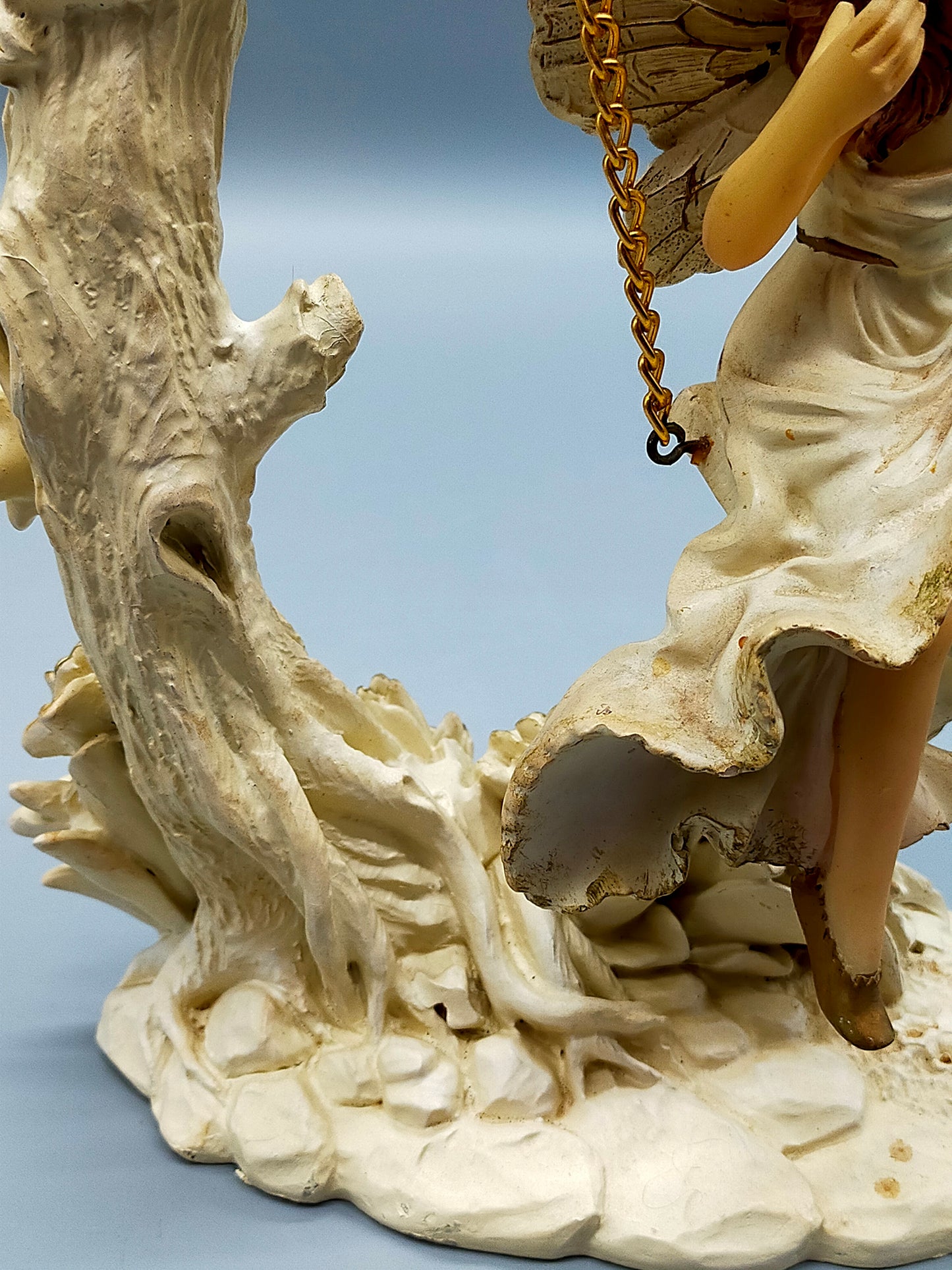 Bezaubernde Feenfigur auf Schaukel Romantische Dekoration