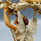 Bezaubernde Feenfigur auf Schaukel Romantische Dekoration