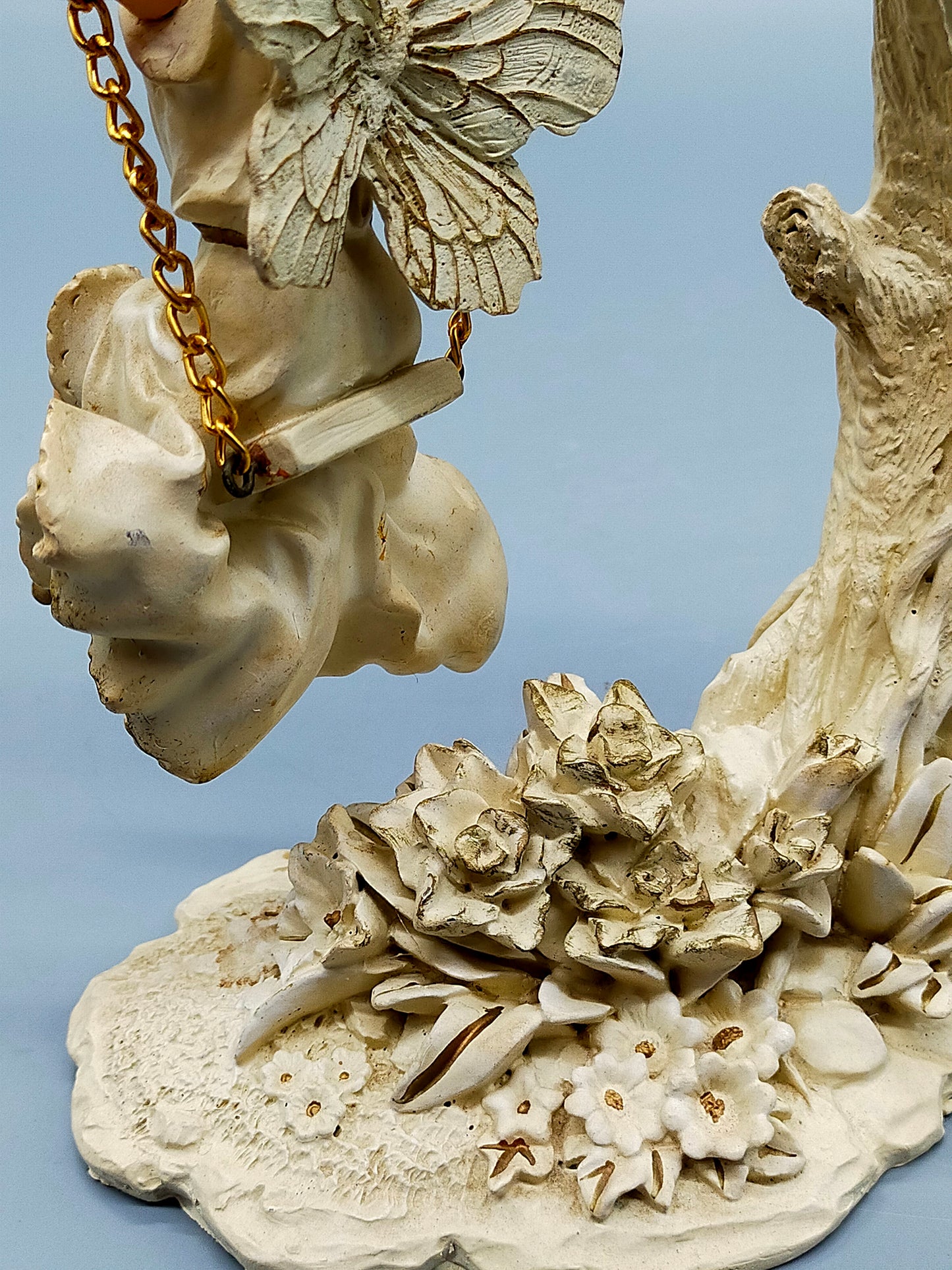 Bezaubernde Feenfigur auf Schaukel Romantische Dekoration