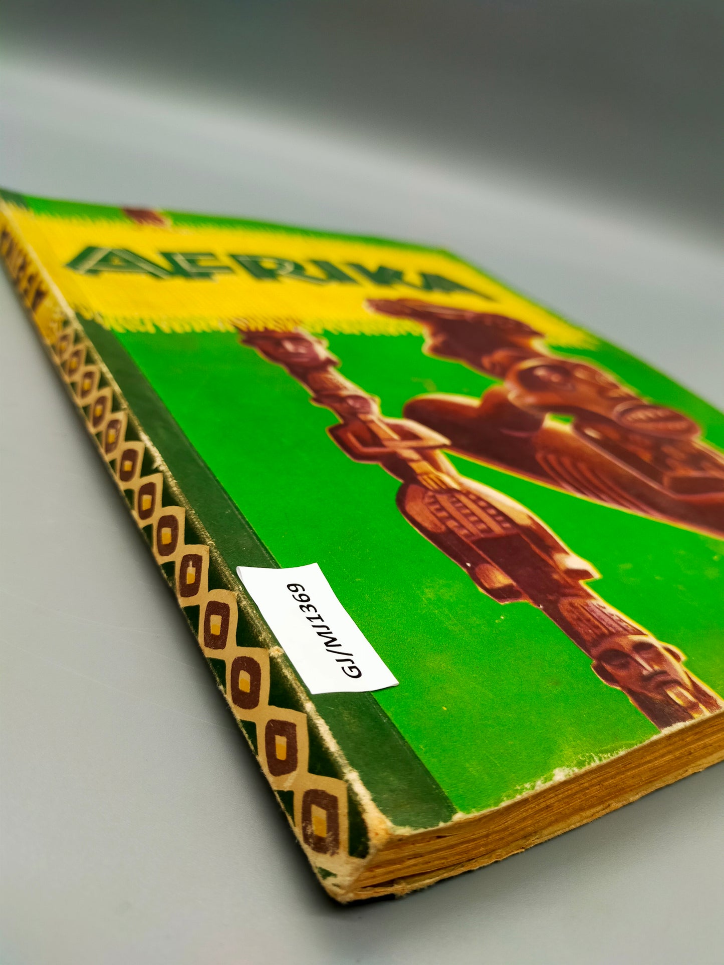 Klassisches Jugendbuch Afrika – Bunte Karten & Illustrationen