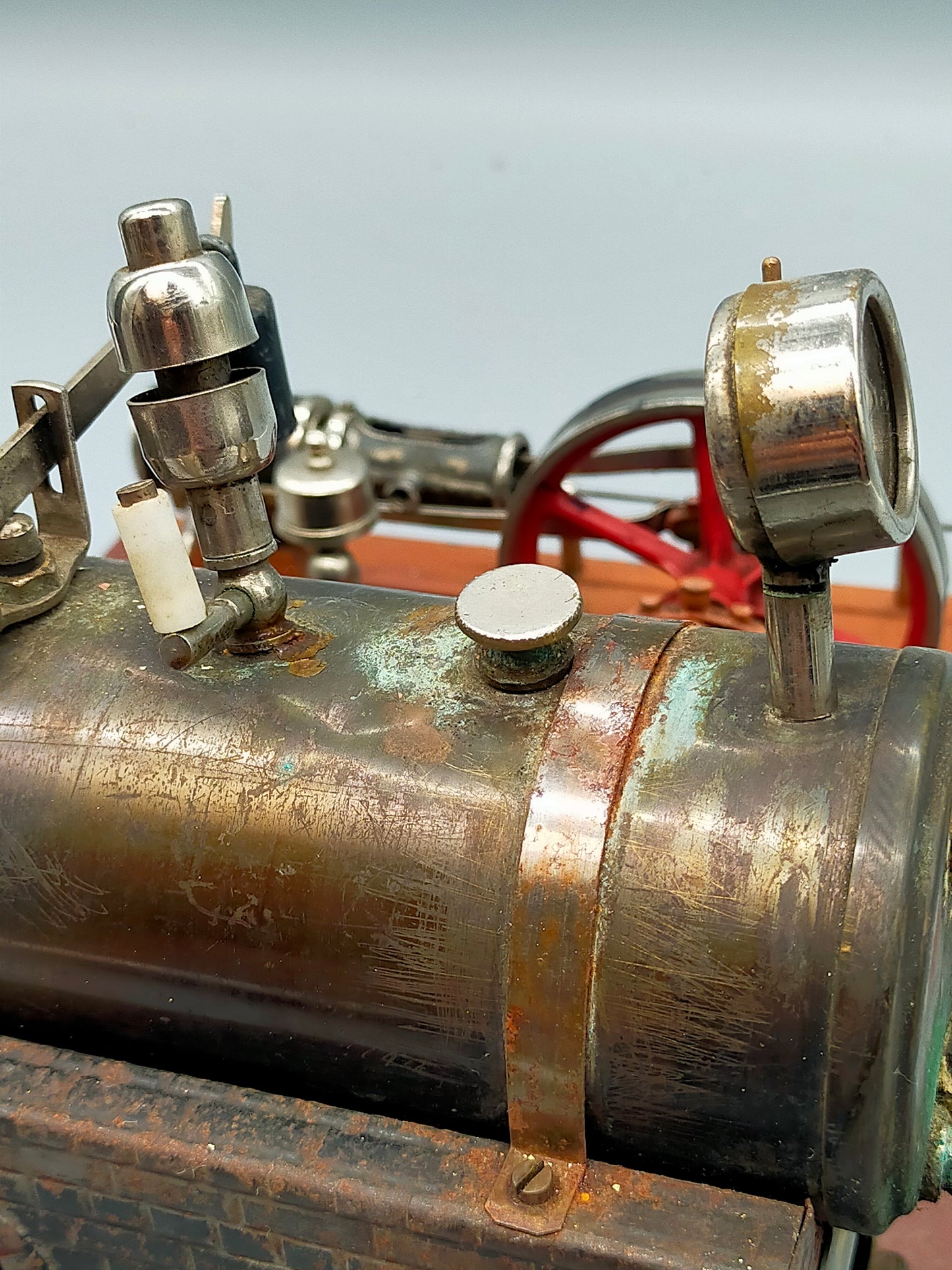 Historische Modell Dampfmaschine Antikes Blechspielzeug mit Kamin