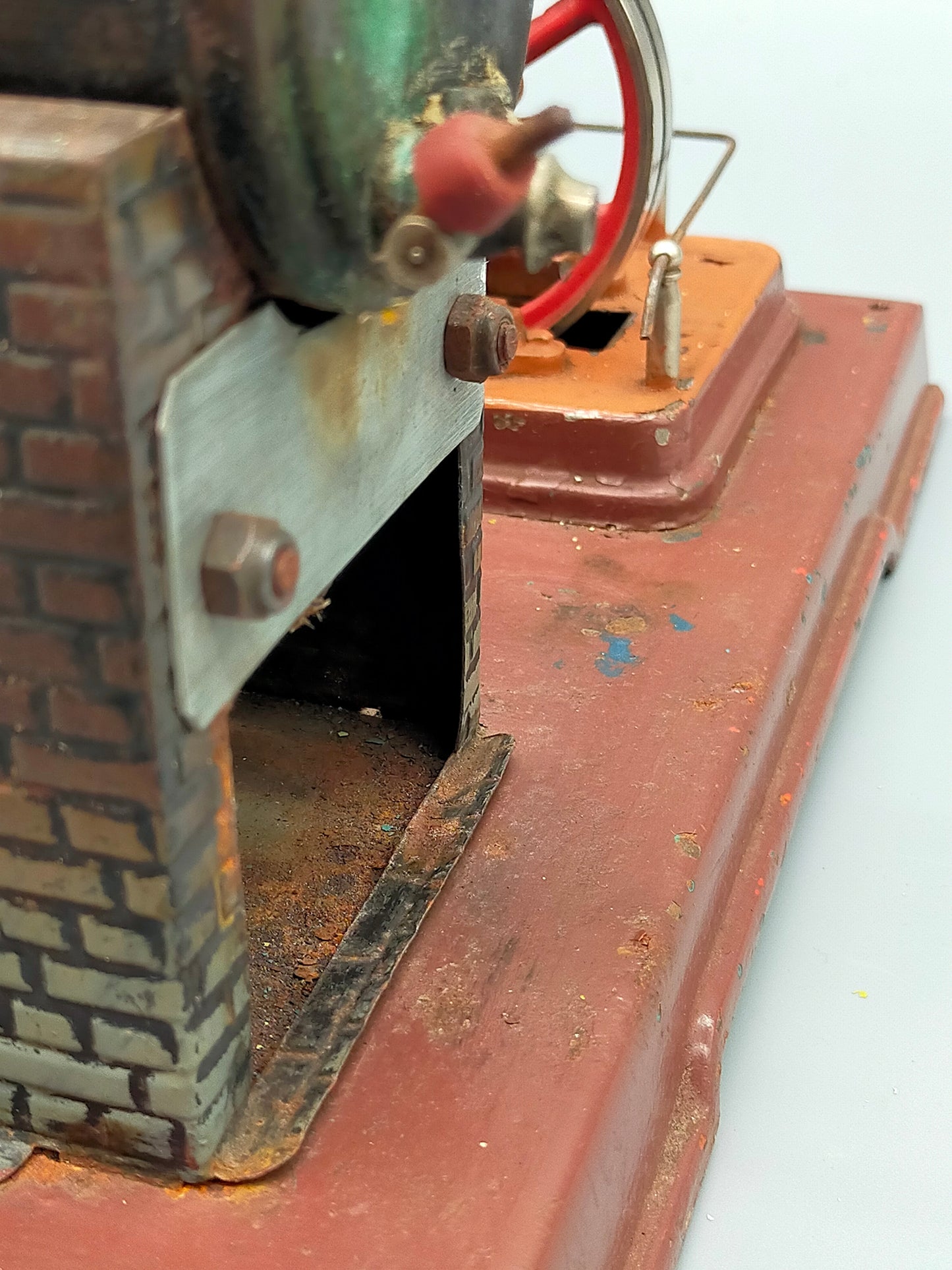 Historische Modell Dampfmaschine Antikes Blechspielzeug mit Kamin