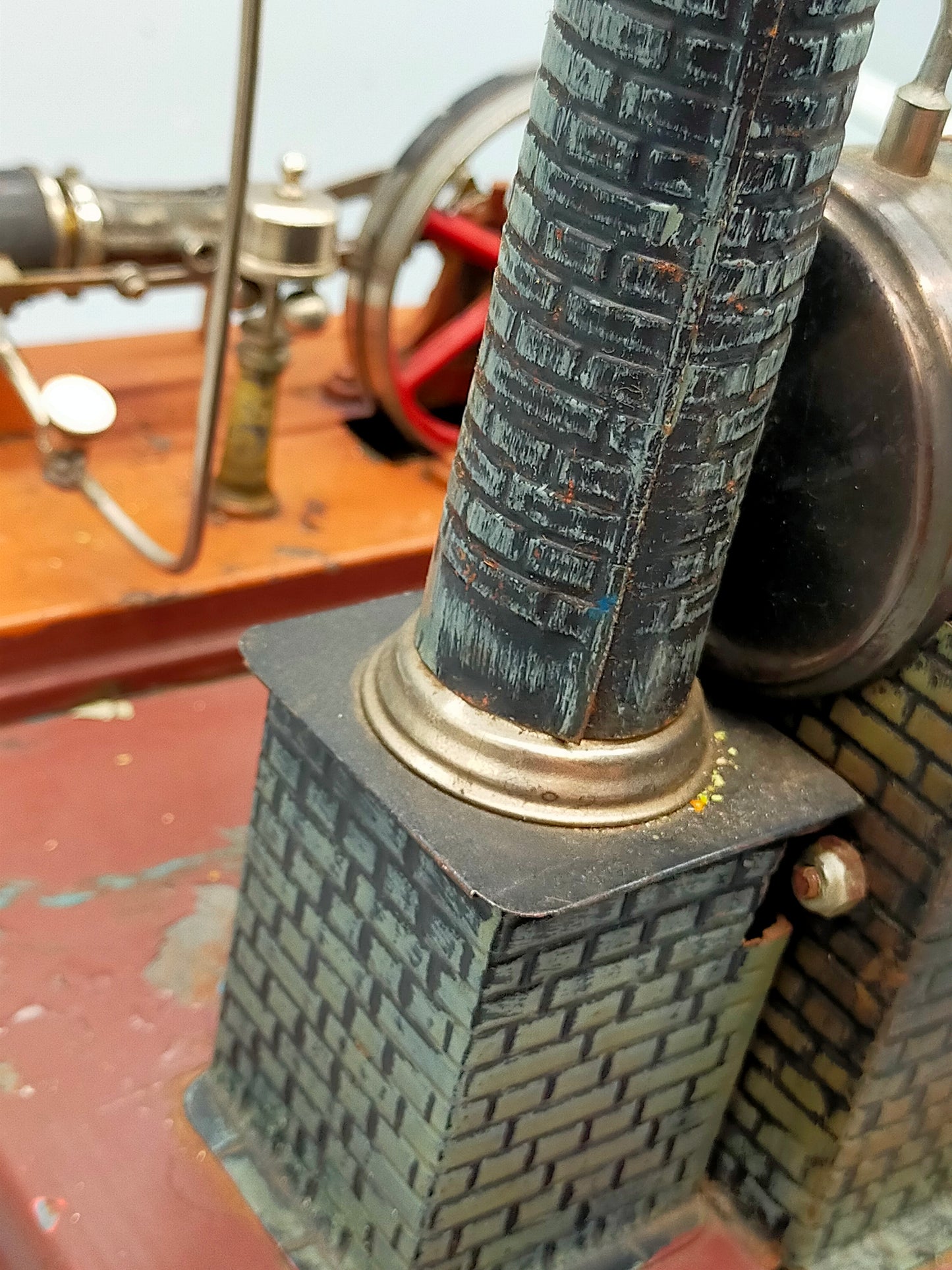Historische Modell Dampfmaschine Antikes Blechspielzeug mit Kamin