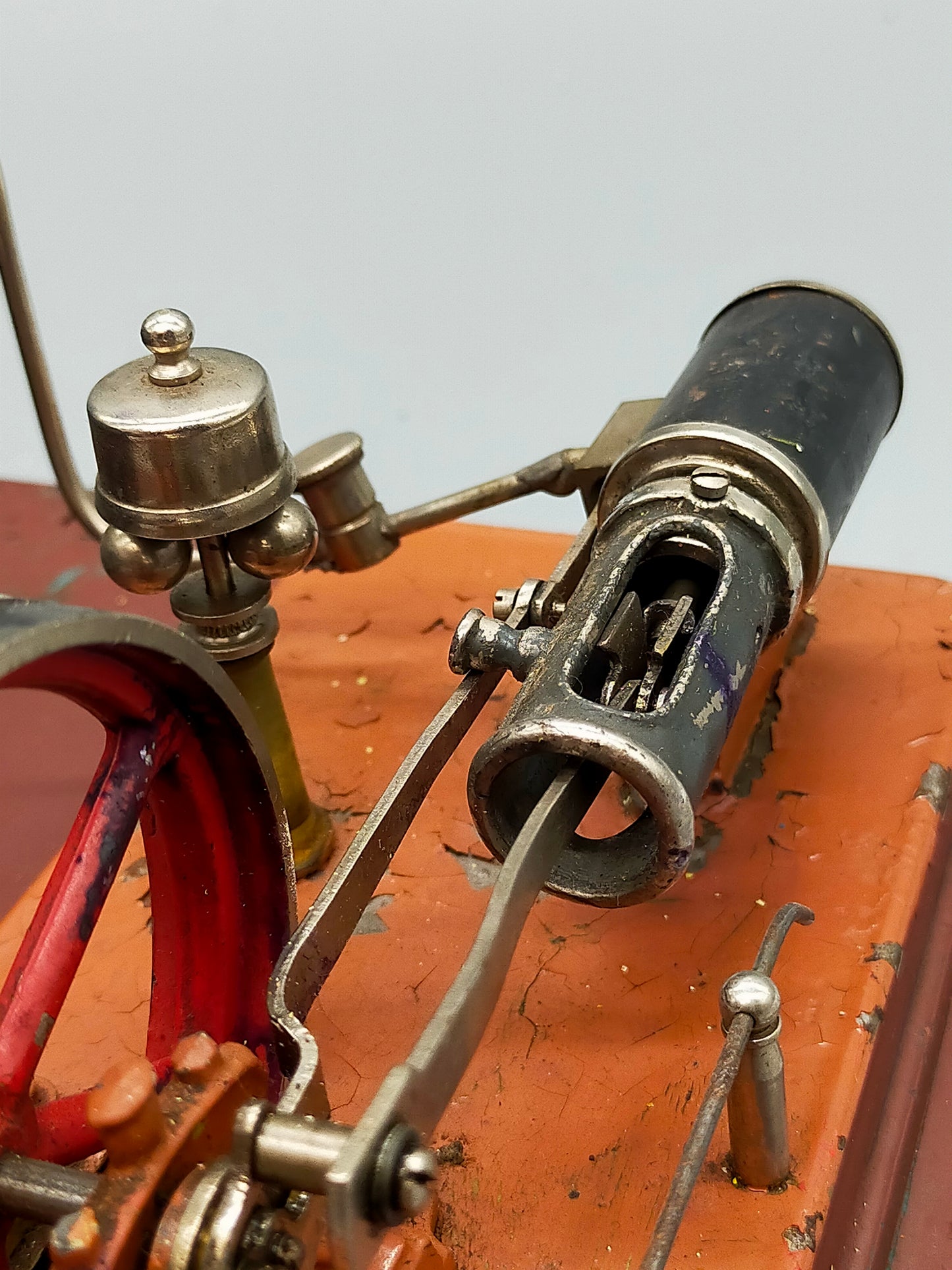 Historische Modell Dampfmaschine Antikes Blechspielzeug mit Kamin