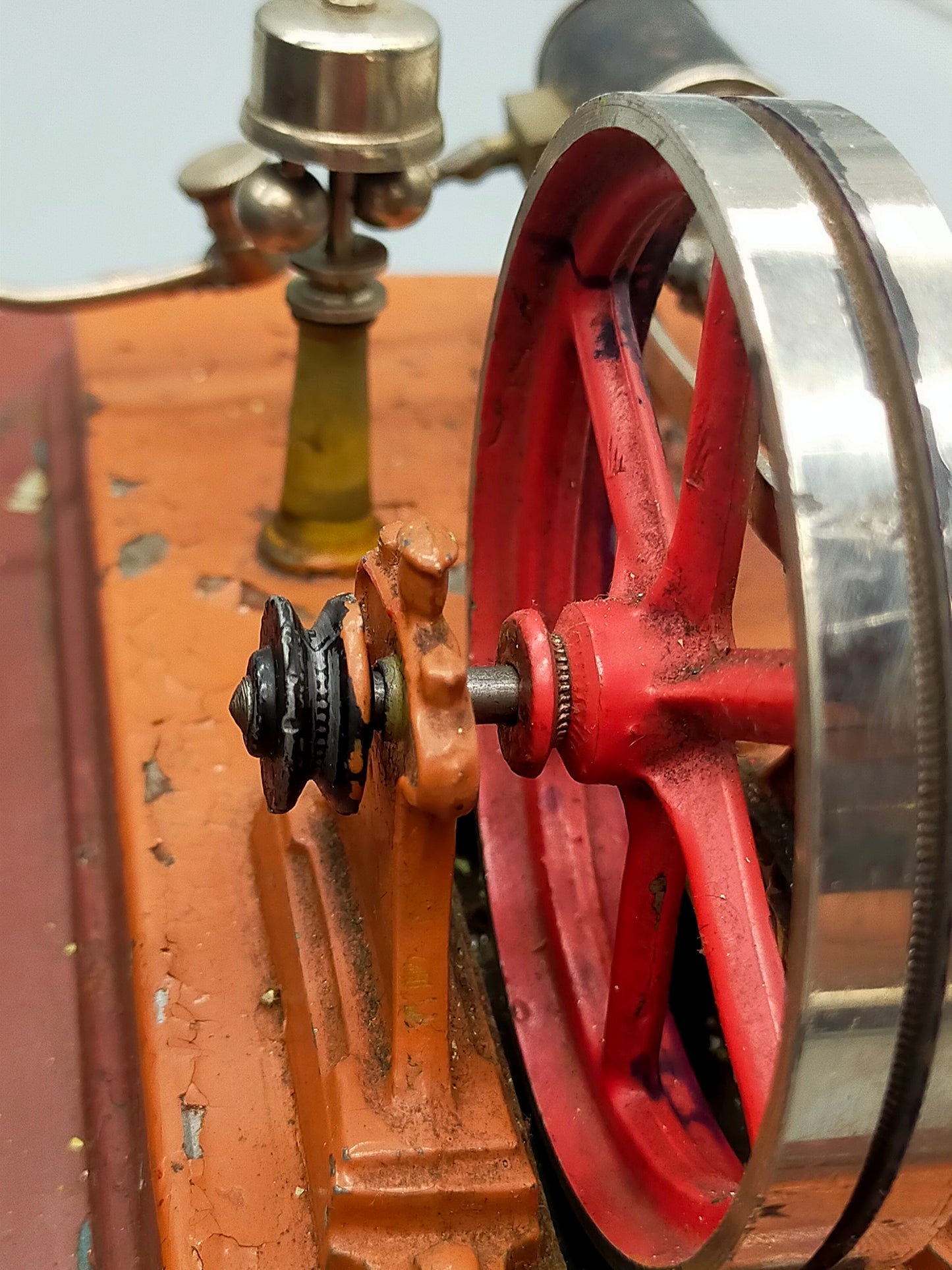 Historische Modell Dampfmaschine Antikes Blechspielzeug mit Kamin