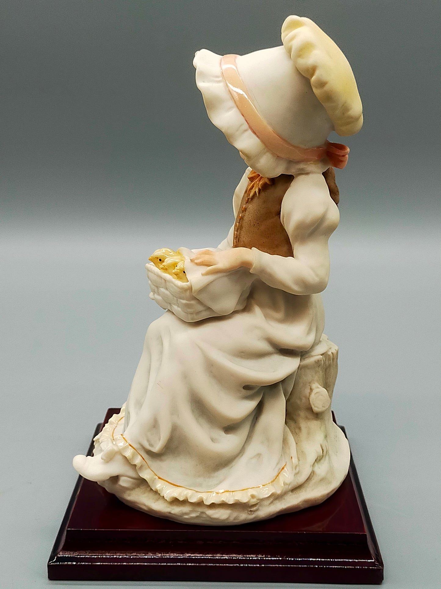 Giuseppe Armani Porzellanfigur – Mädchen mit Küken im Korb (1982)