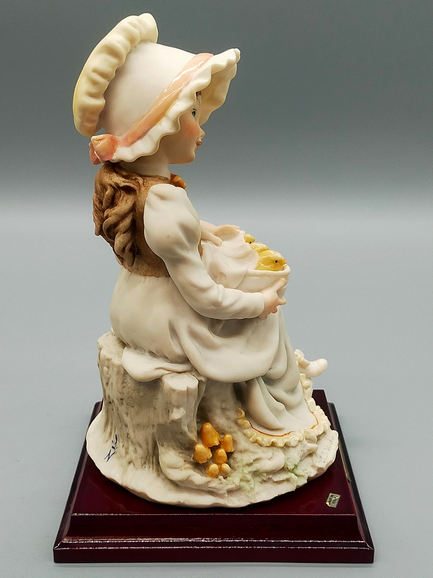 Giuseppe Armani Porzellanfigur – Mädchen mit Küken im Korb (1982)