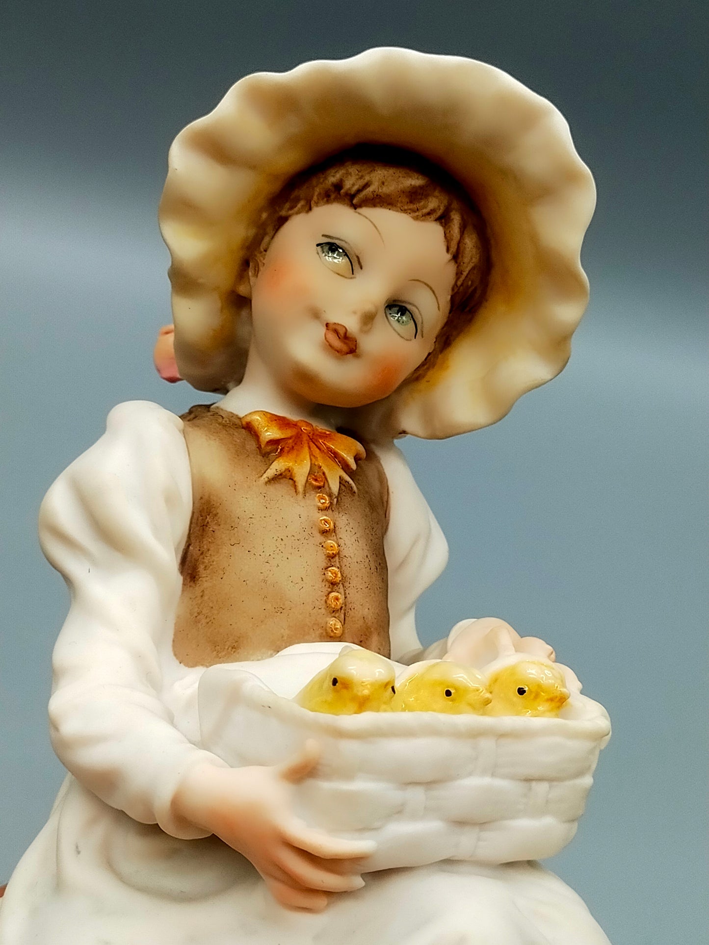 Giuseppe Armani Porzellanfigur – Mädchen mit Küken im Korb (1982)
