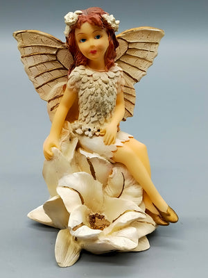 Zauberhafte Formano Elfen Figur auf Blüte Detaillierte Deko Elfe