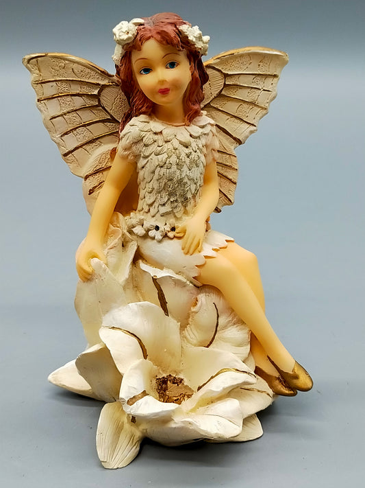 Zauberhafte Formano Elfen Figur auf Blüte Detaillierte Deko Elfe