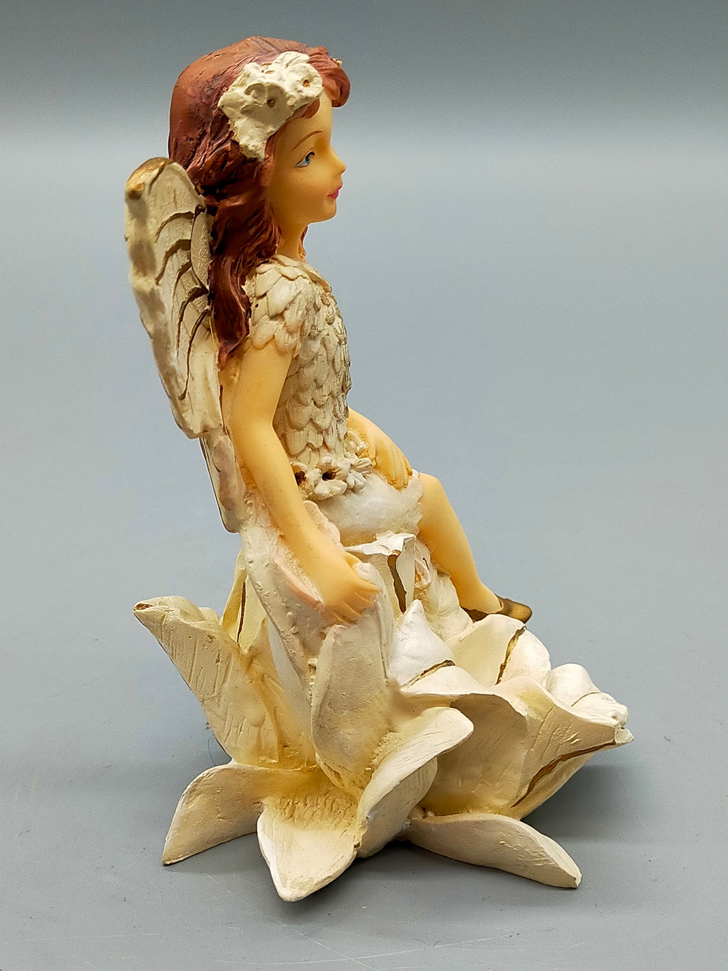 Zauberhafte Formano Elfen Figur auf Blüte Detaillierte Deko Elfe