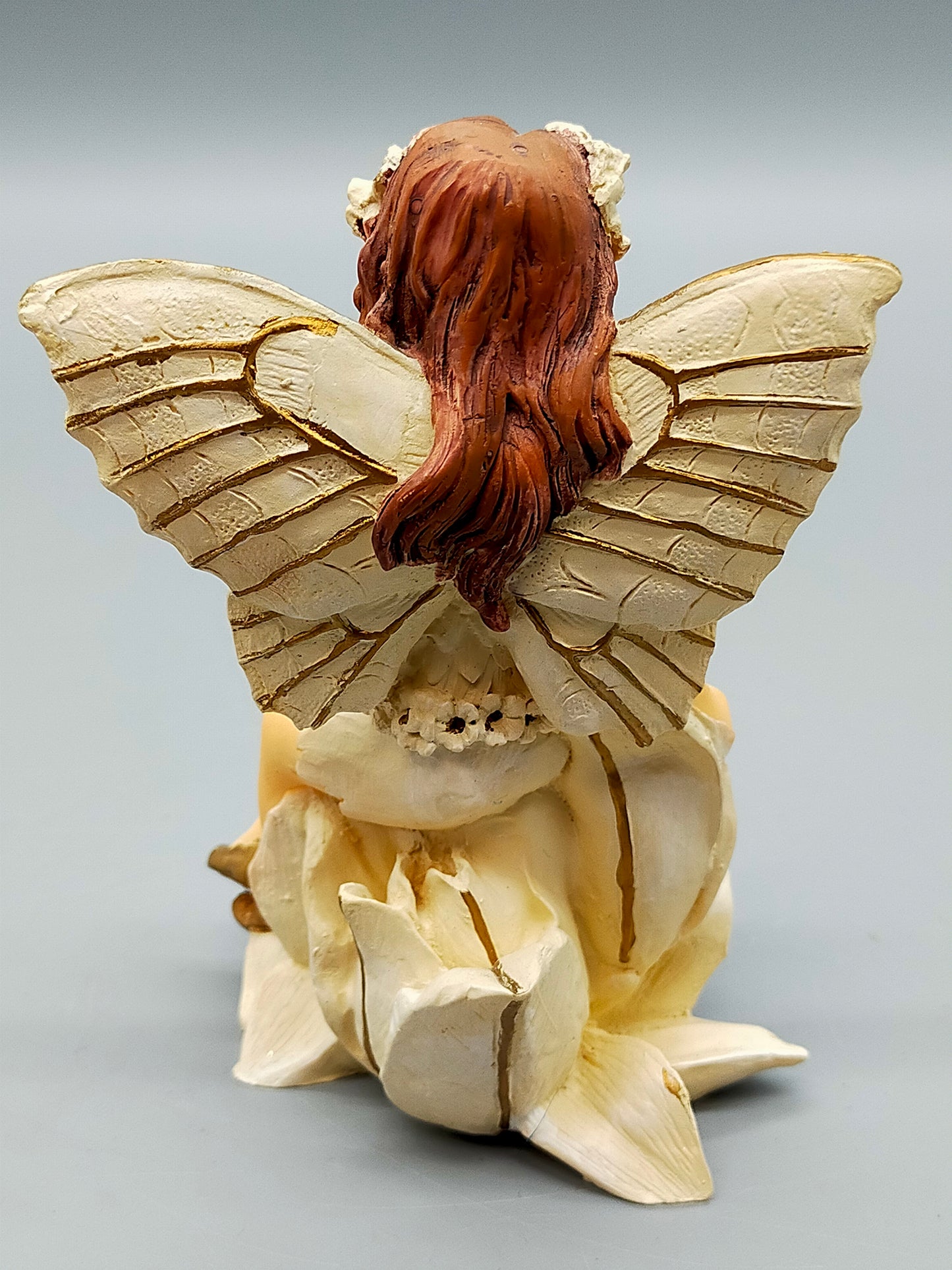 Zauberhafte Formano Elfen Figur auf Blüte Detaillierte Deko Elfe