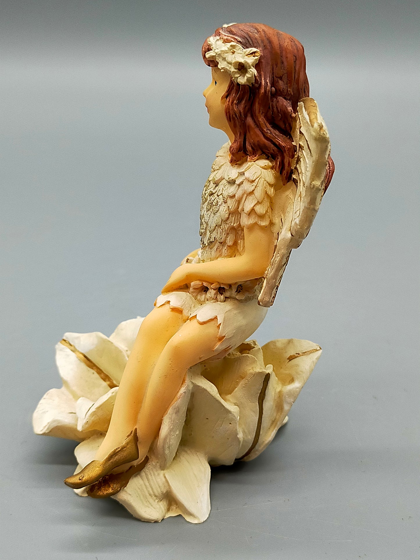 Zauberhafte Formano Elfen Figur auf Blüte Detaillierte Deko Elfe