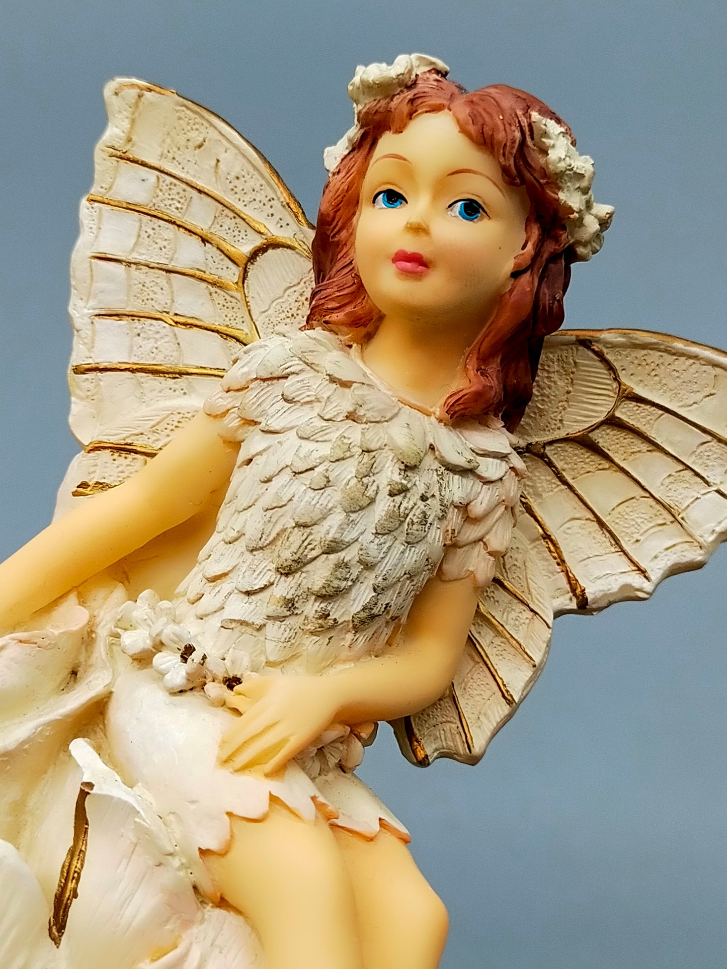 Zauberhafte Formano Elfen Figur auf Blüte Detaillierte Deko Elfe