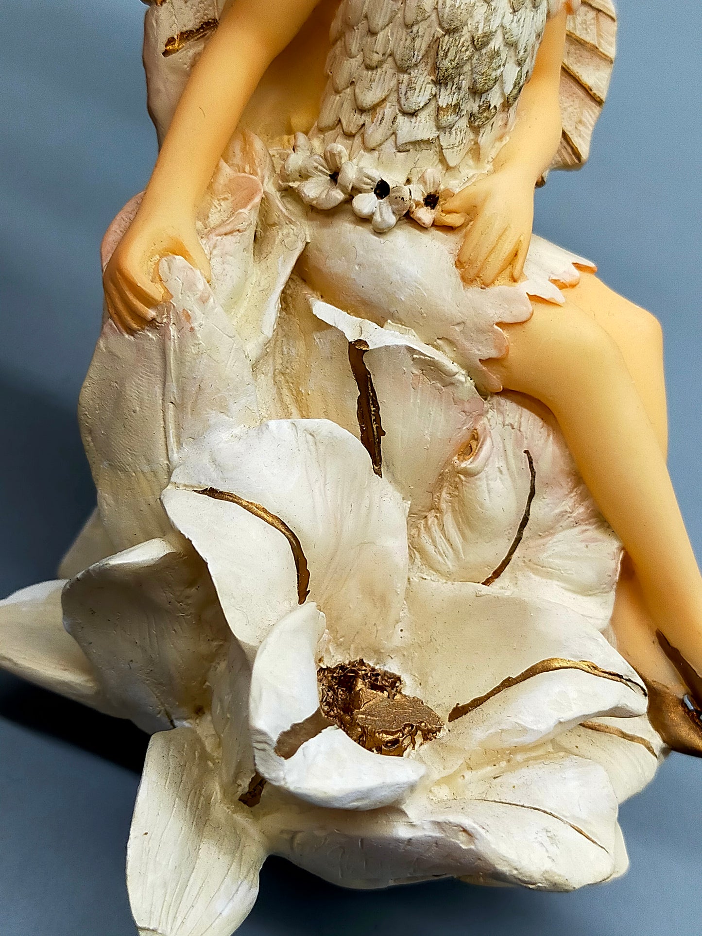 Zauberhafte Formano Elfen Figur auf Blüte Detaillierte Deko Elfe