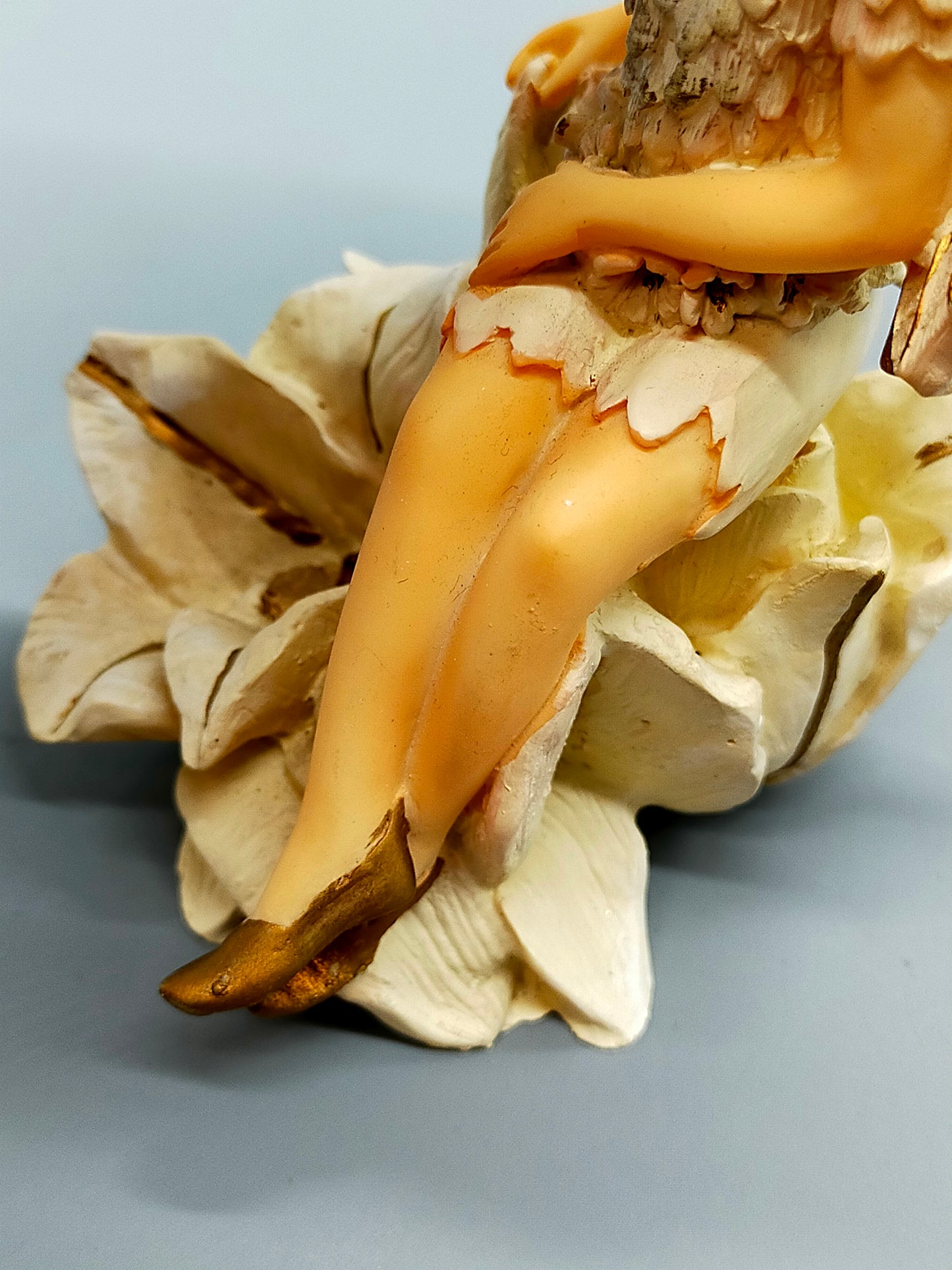 Zauberhafte Formano Elfen Figur auf Blüte Detaillierte Deko Elfe