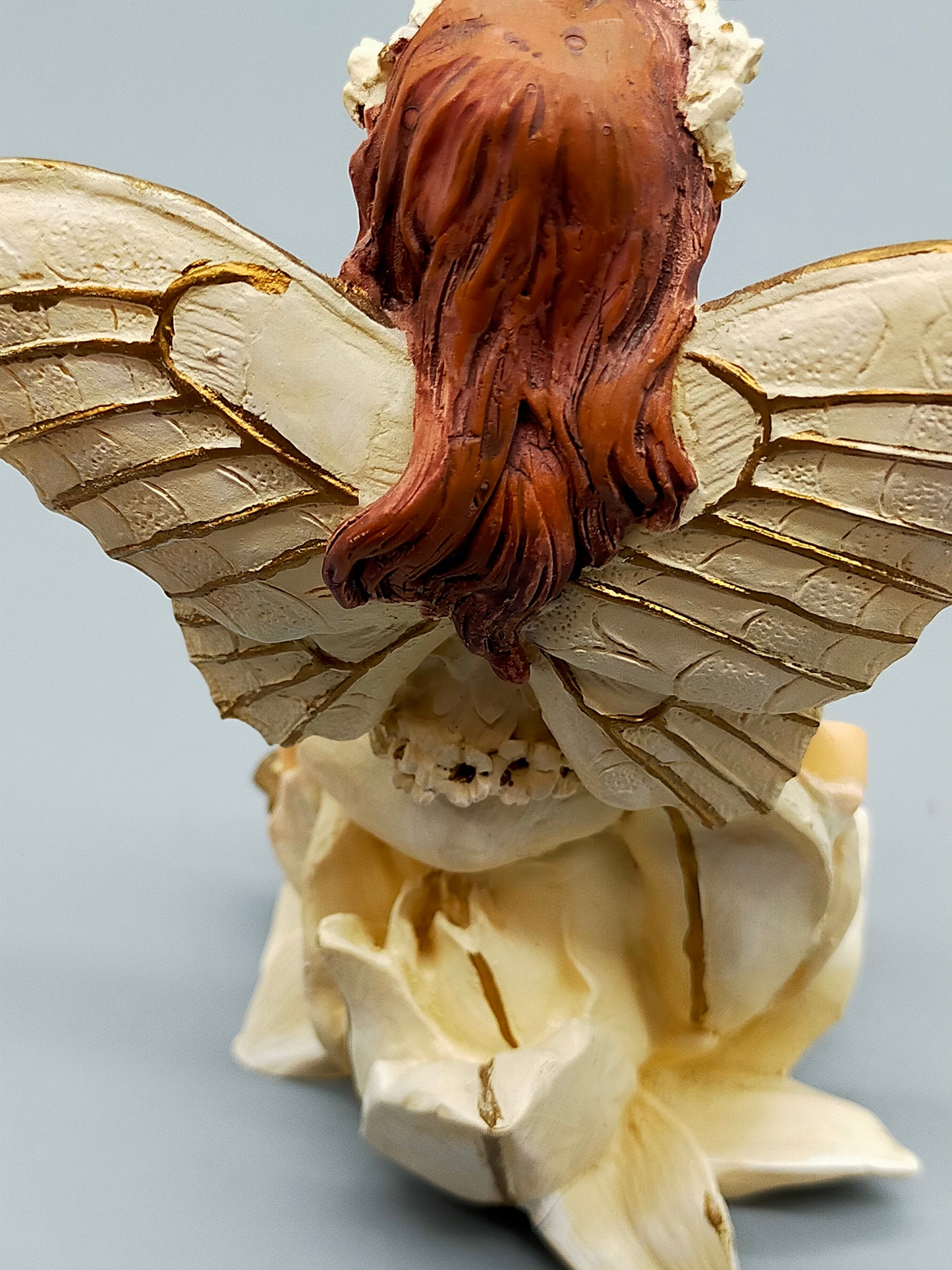 Zauberhafte Formano Elfen Figur auf Blüte Detaillierte Deko Elfe