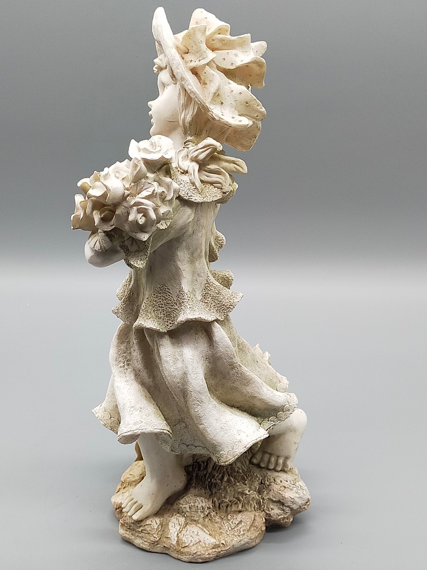 Mädchen mit Blumenstrauß Figur Detailreiche Dekofigur