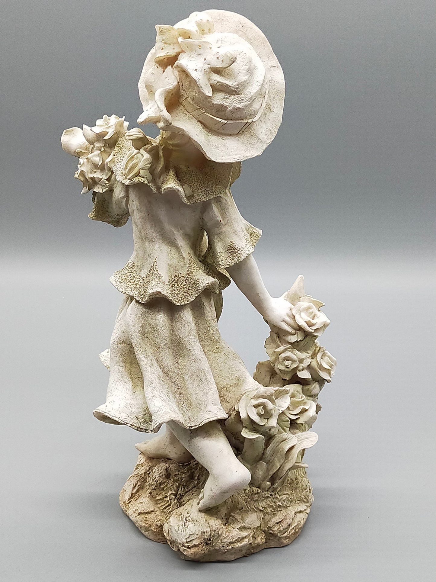 Mädchen mit Blumenstrauß Figur Detailreiche Dekofigur