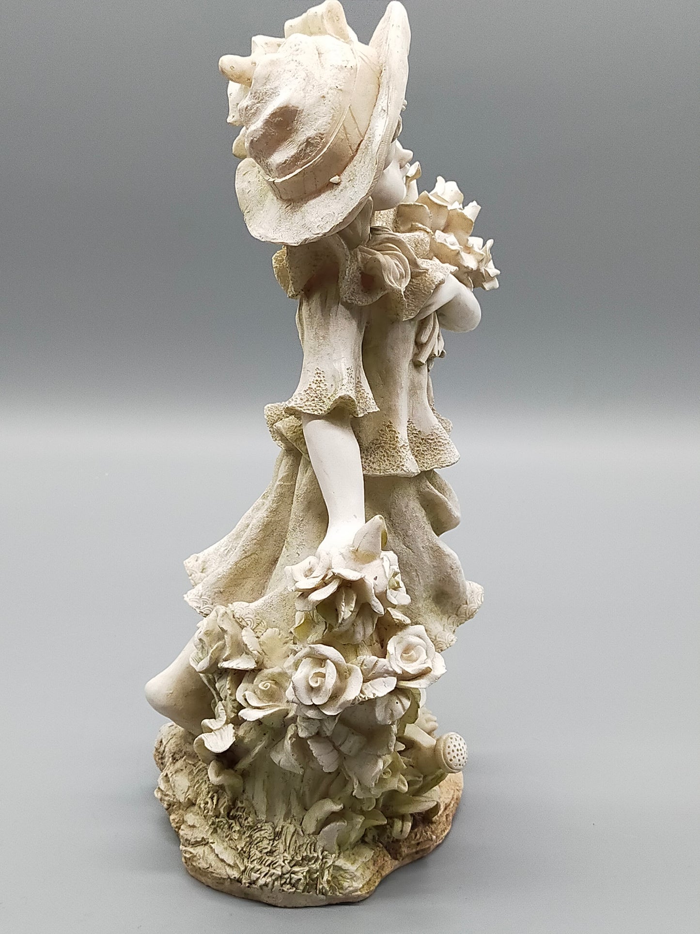 Mädchen mit Blumenstrauß Figur Detailreiche Dekofigur
