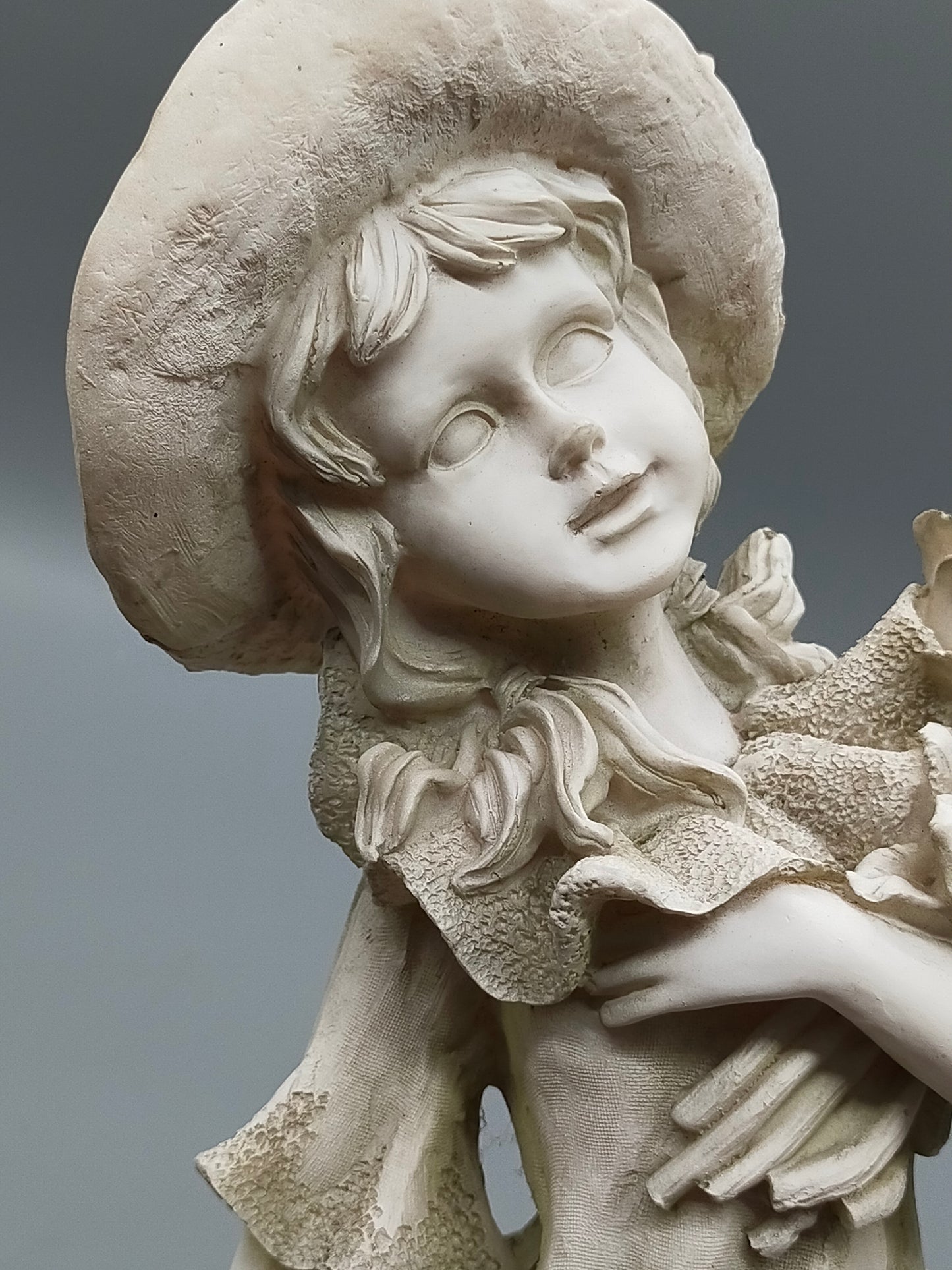 Mädchen mit Blumenstrauß Figur Detailreiche Dekofigur