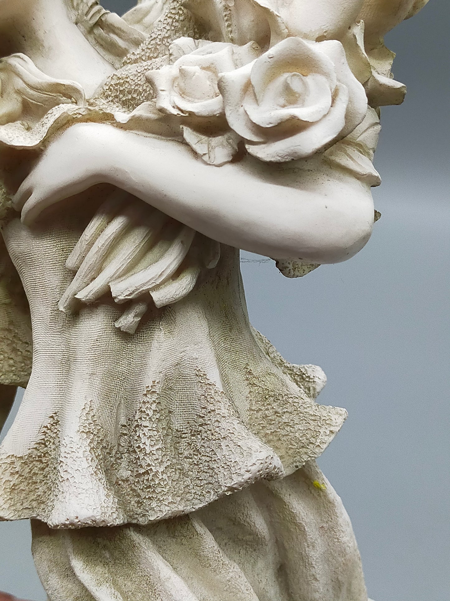 Mädchen mit Blumenstrauß Figur Detailreiche Dekofigur