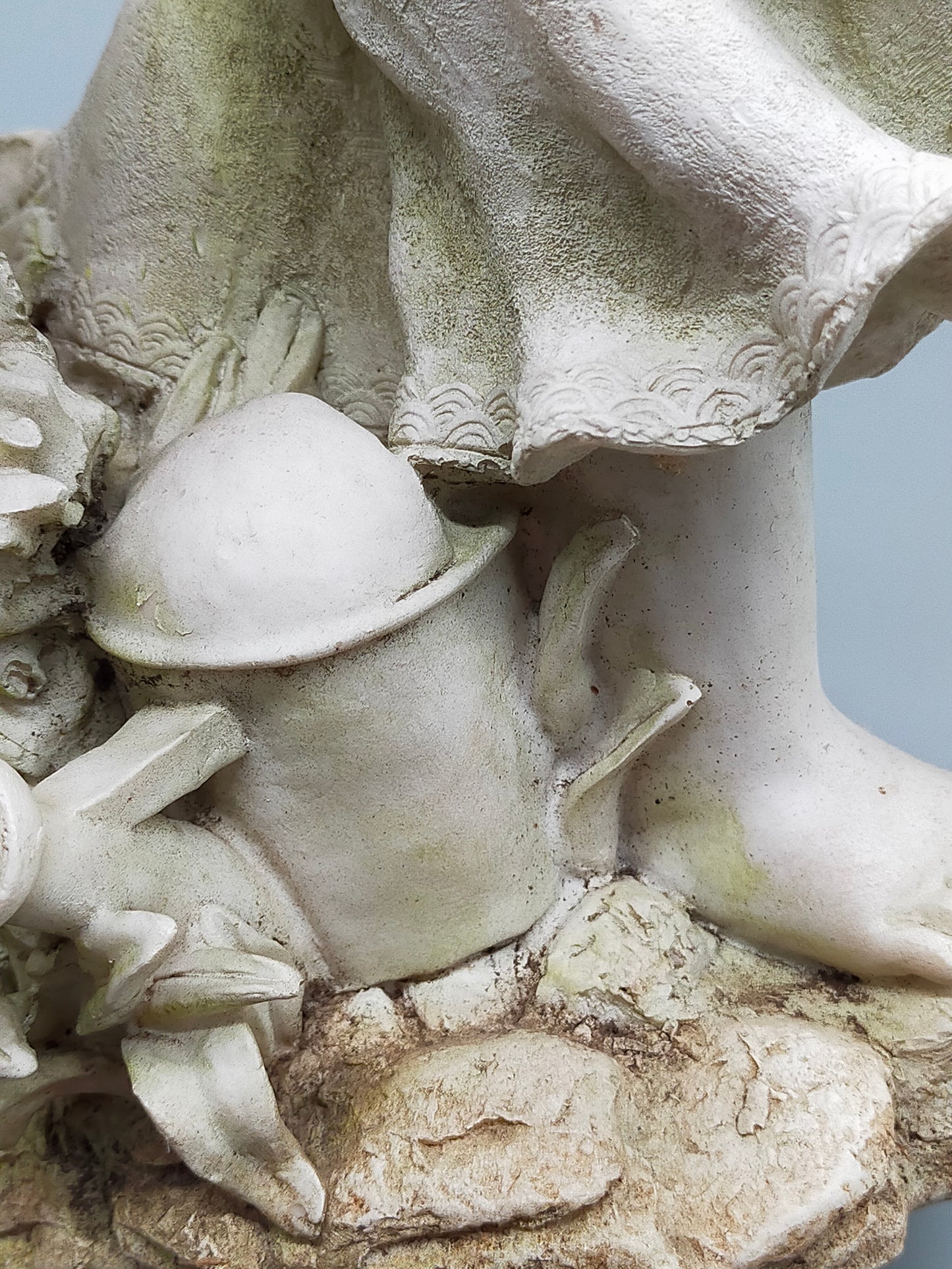 Mädchen mit Blumenstrauß Figur Detailreiche Dekofigur